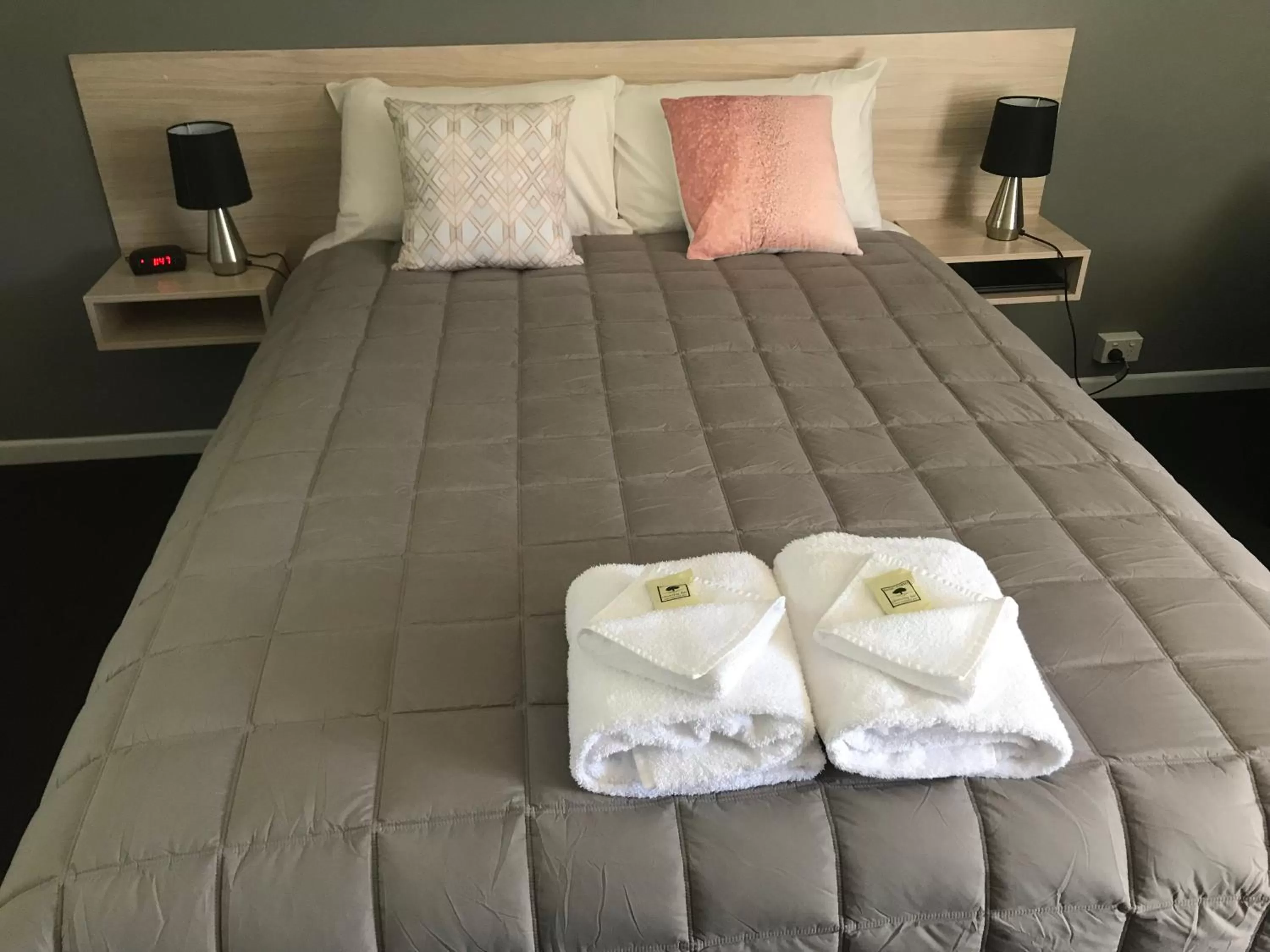 Bed in Kootingal Landview Motel