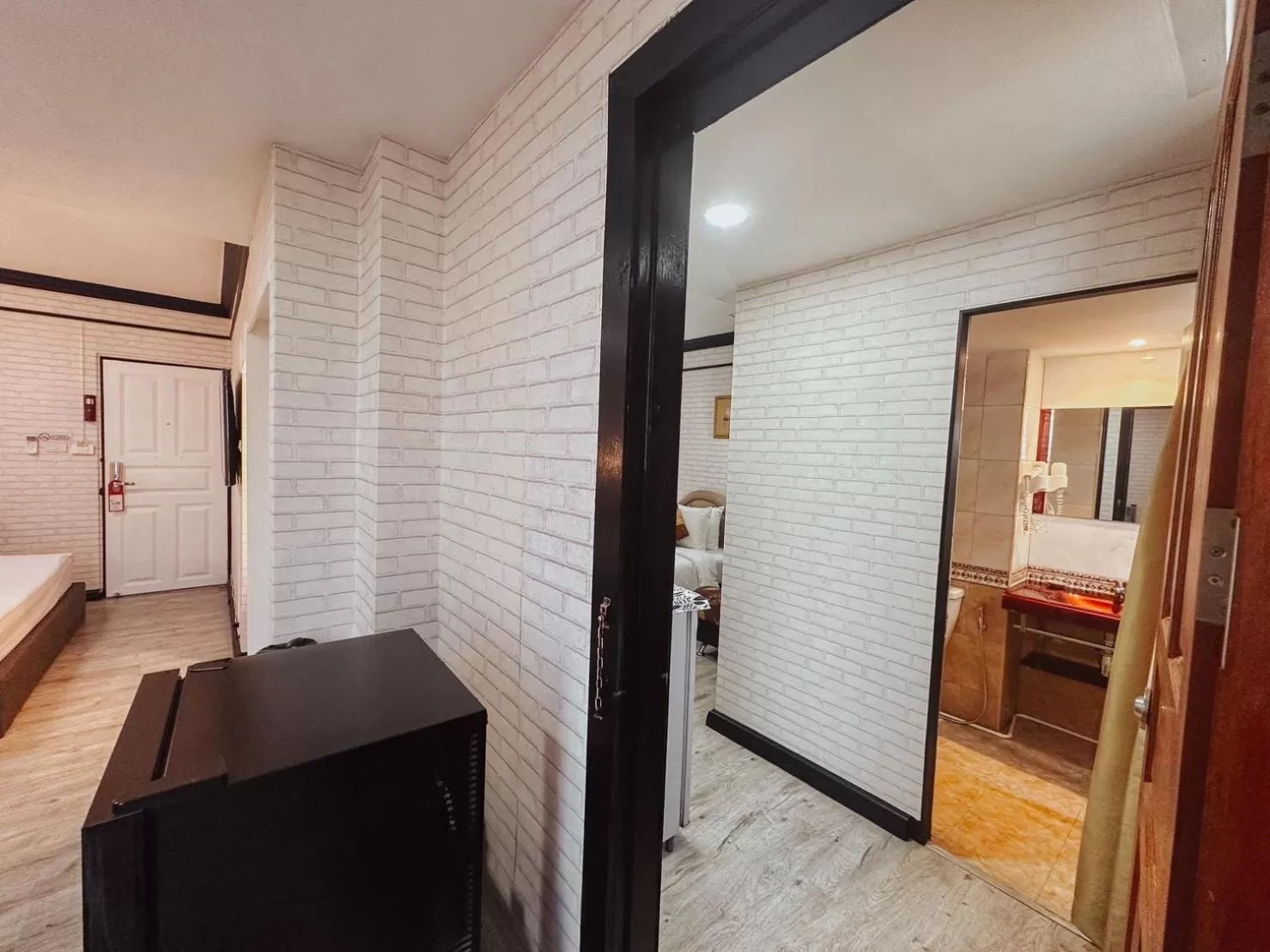 Photo of the whole room, Bed in Hotel De Khuvieng