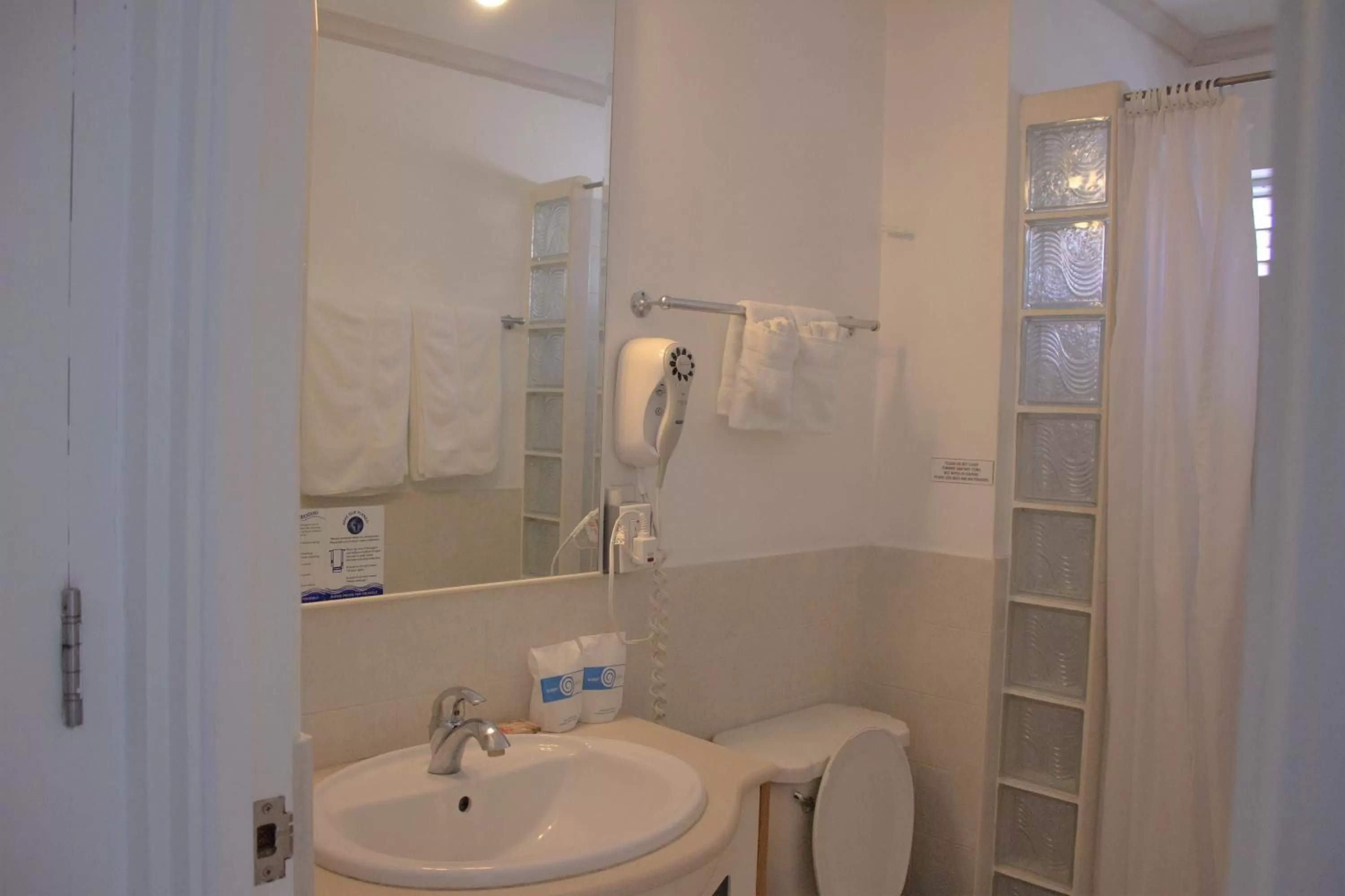 Bathroom in Pirate's Inn