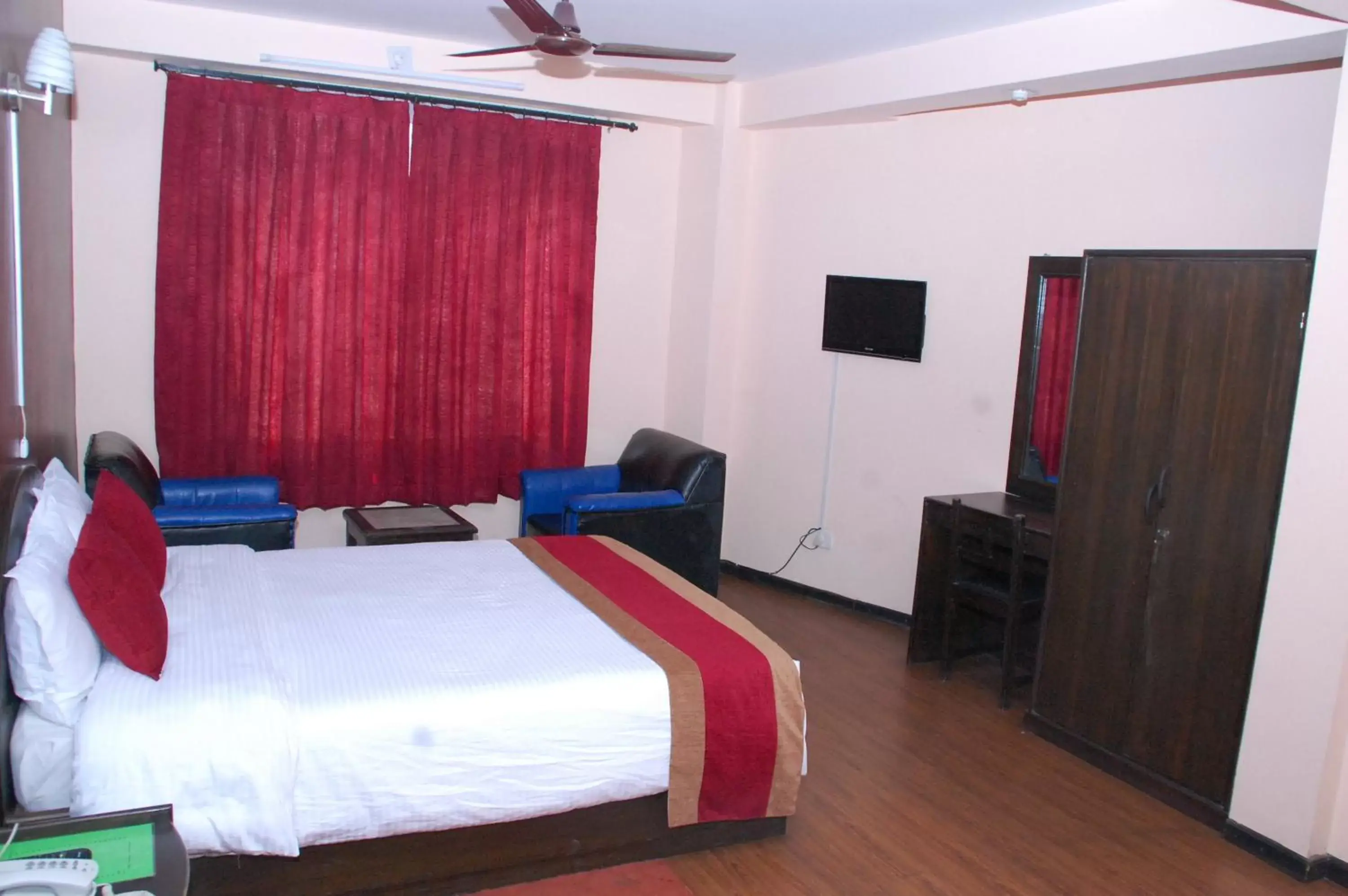 Deluxe Double or Twin Room with 24-hour Check-in & Check-out in Hotel Family Home Deluxe Double or Twin Room with 24-hour Check-in & Check-out in Hotel Family Home