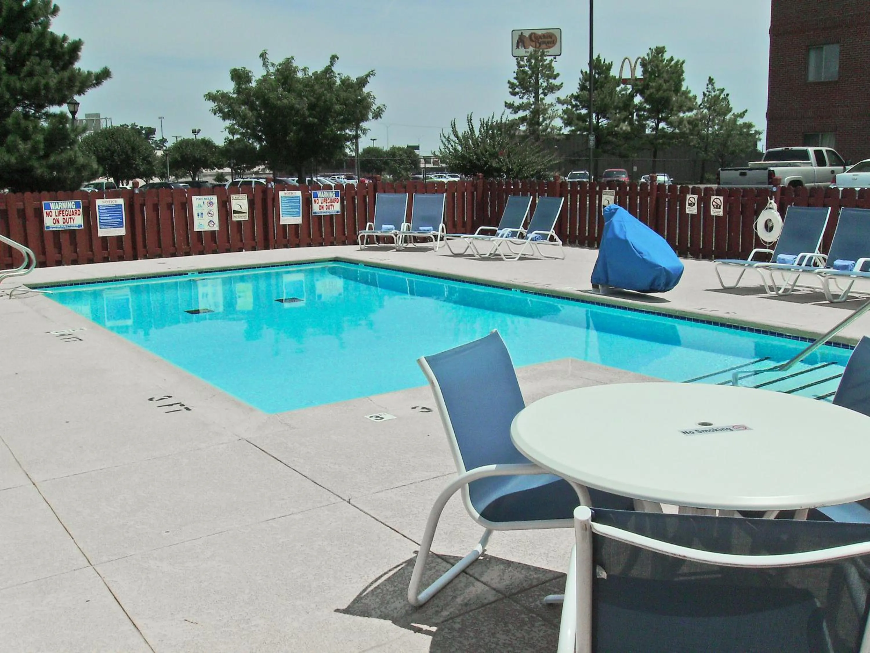 Swimming pool in Extended Stay America Suites - Tulsa - Midtown