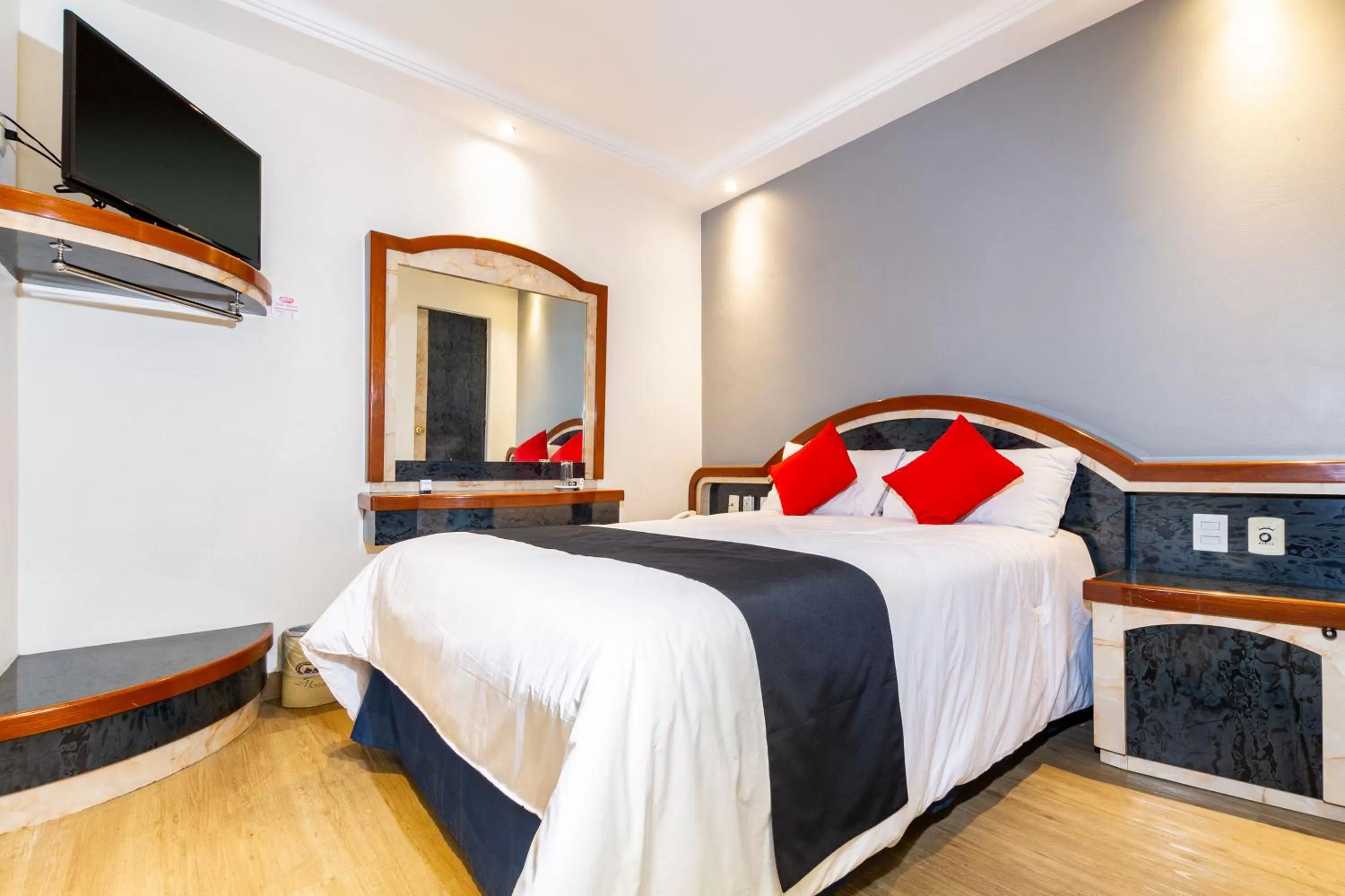 Bedroom, Bed in Hotel Monarca