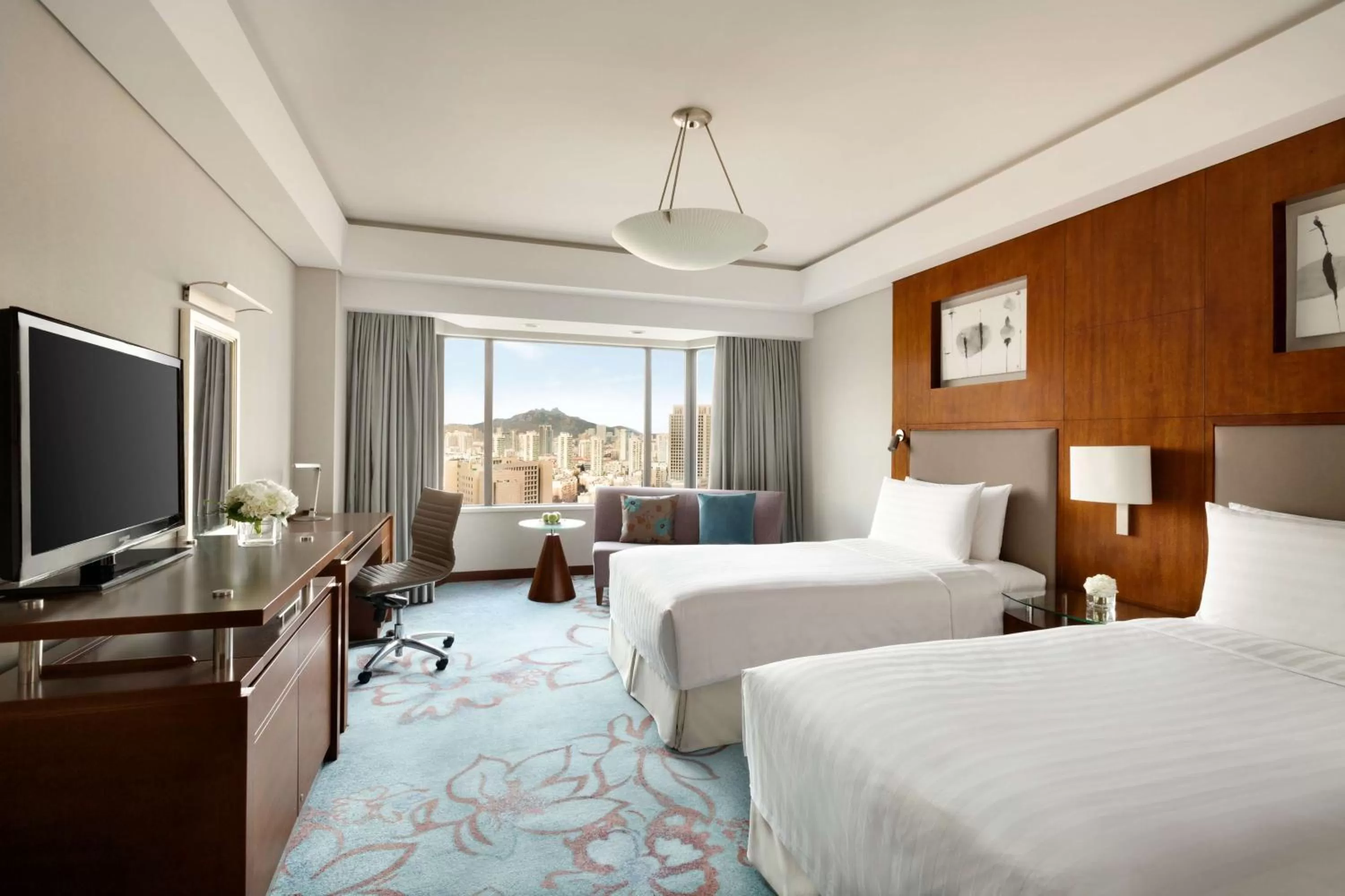 Photo of the whole room, Bed in Shangri-La Qingdao - May Fourth Square