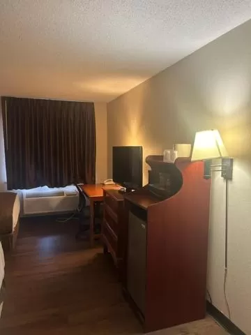 Bed in Baymont by Wyndham Battle Creek/I-94