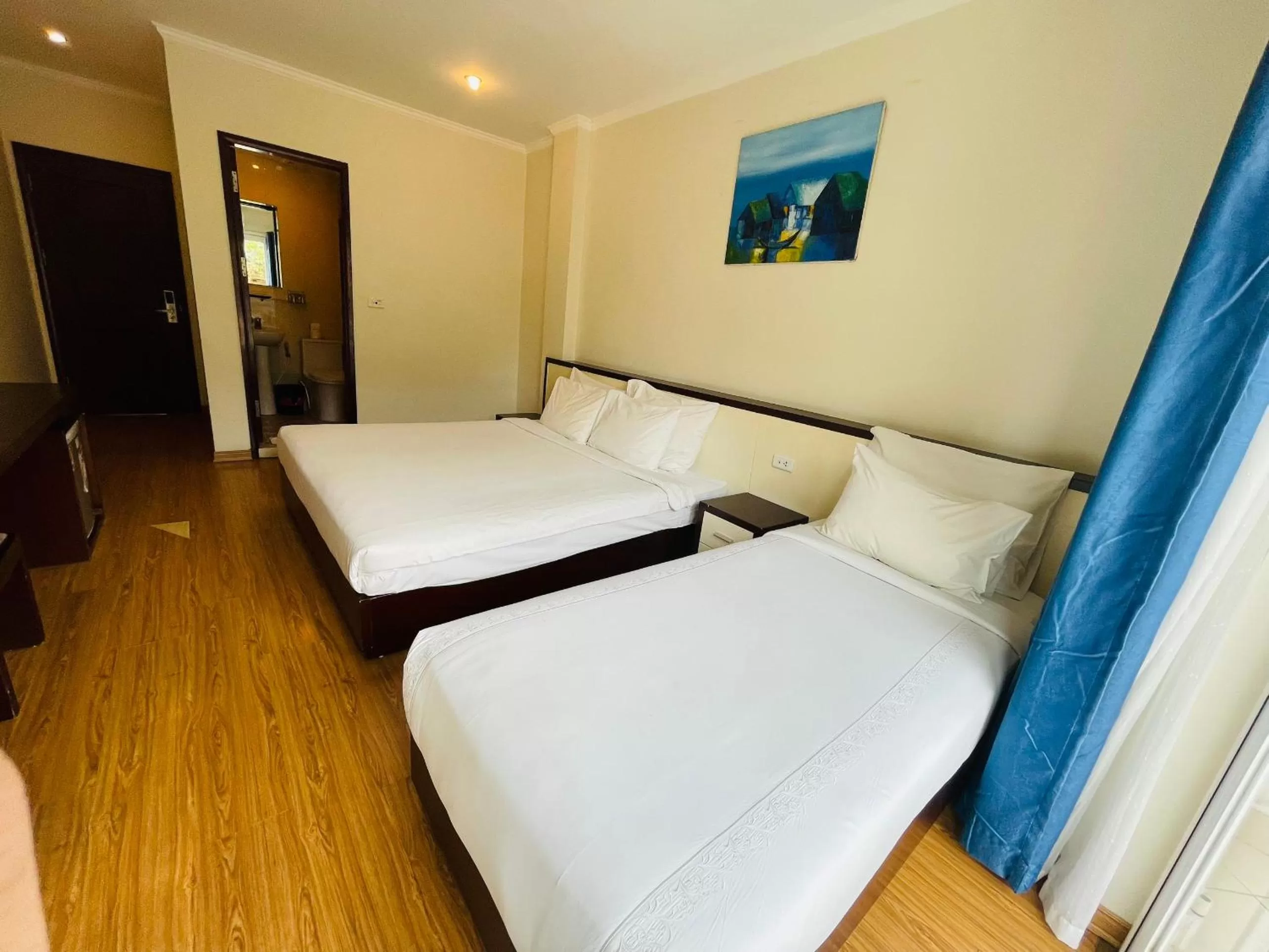 Property building, Bed in Rising Dragon Hotel