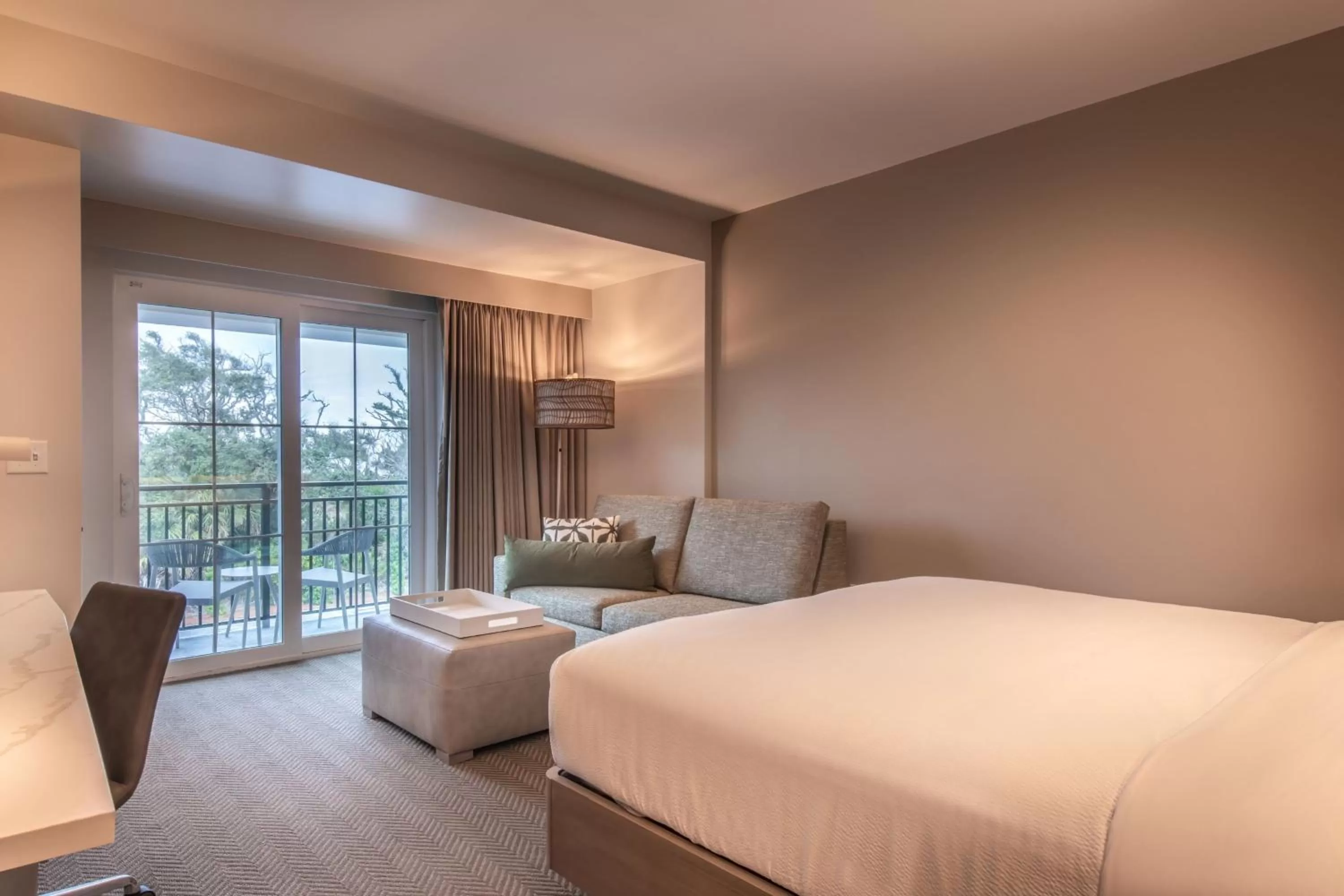 Photo of the whole room, Bed in Courtyard by Marriott Jekyll Island