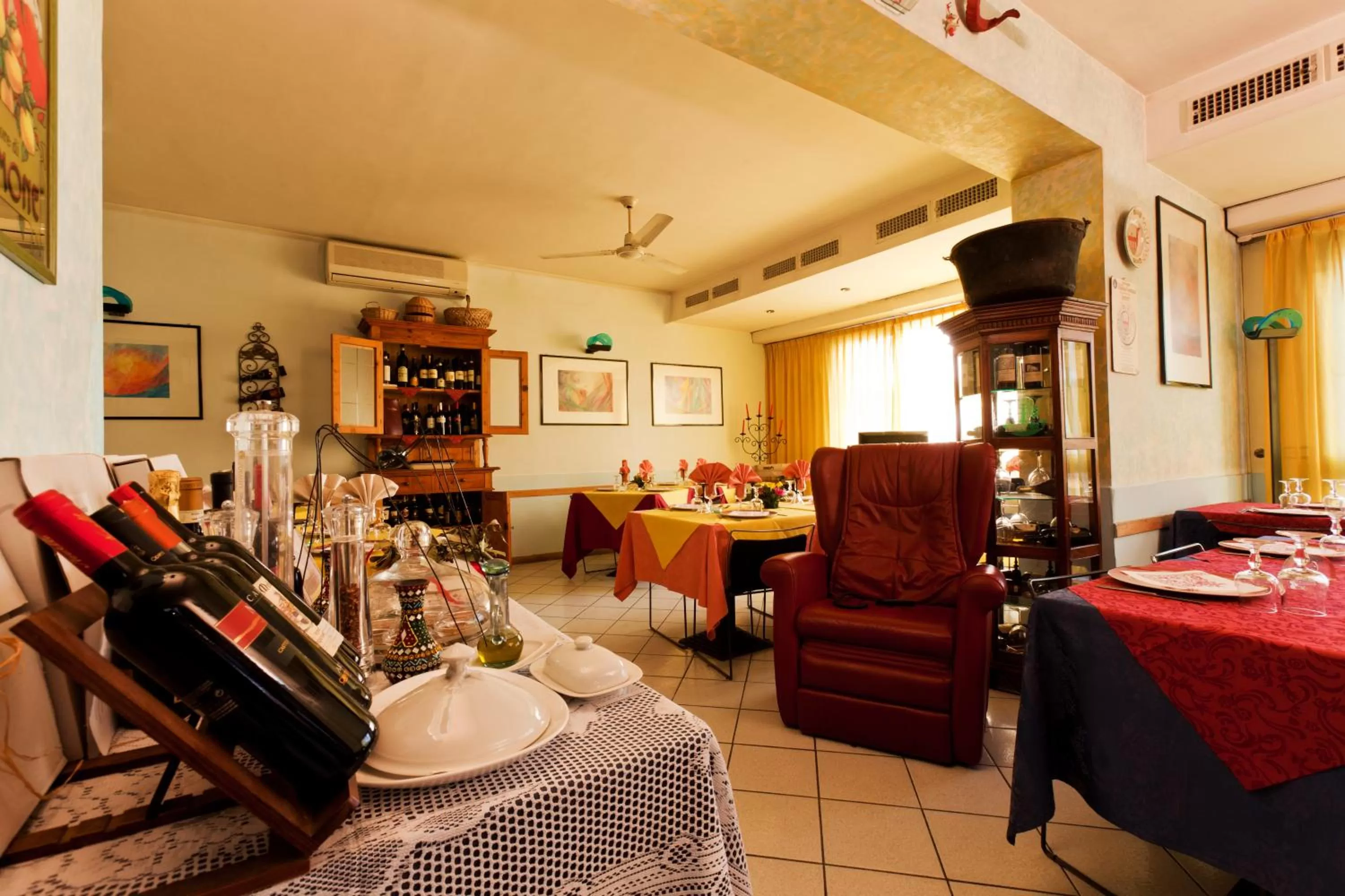 Restaurant/places to eat in Hotel Letizia