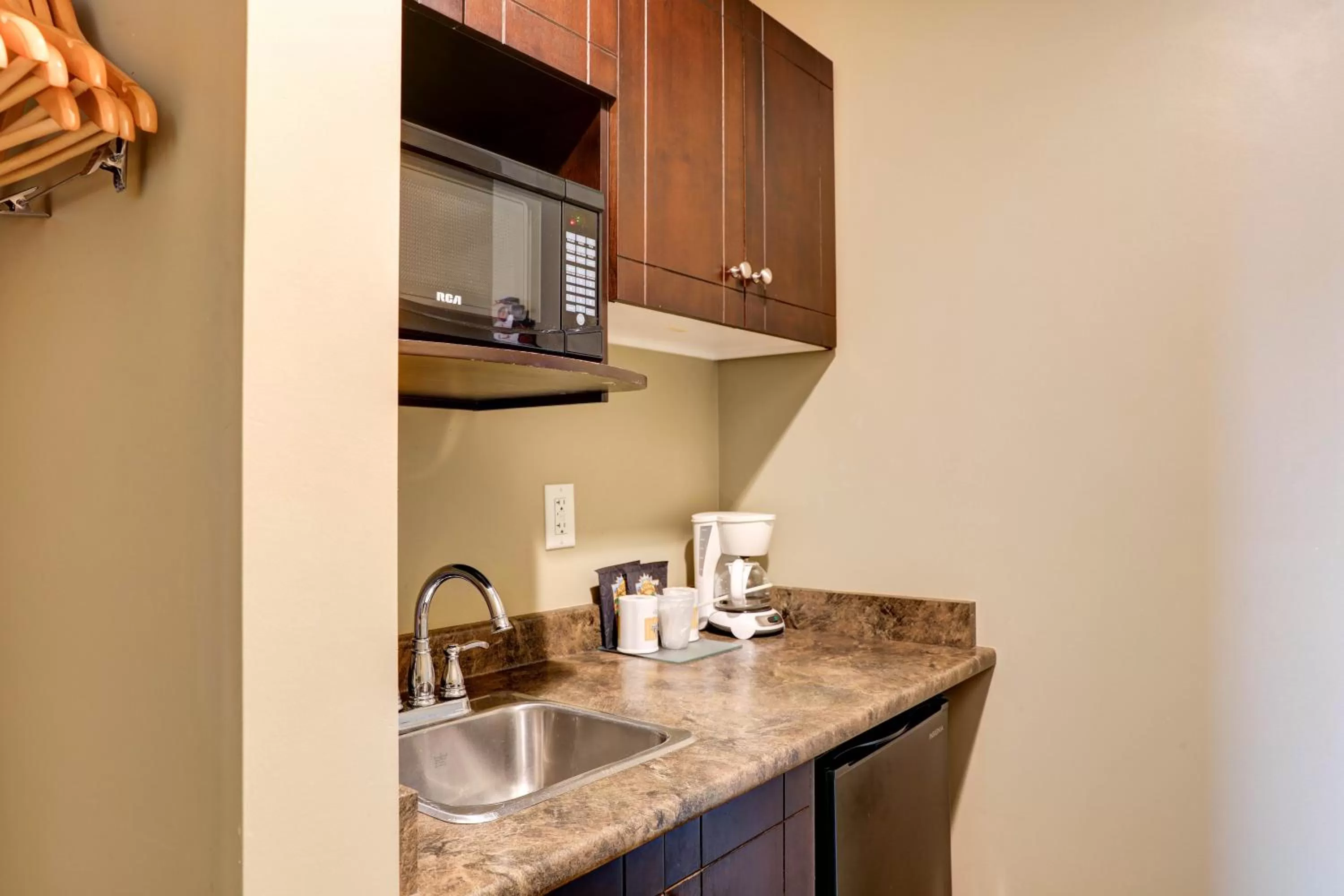 Kitchen or kitchenette in Vedder River Inn