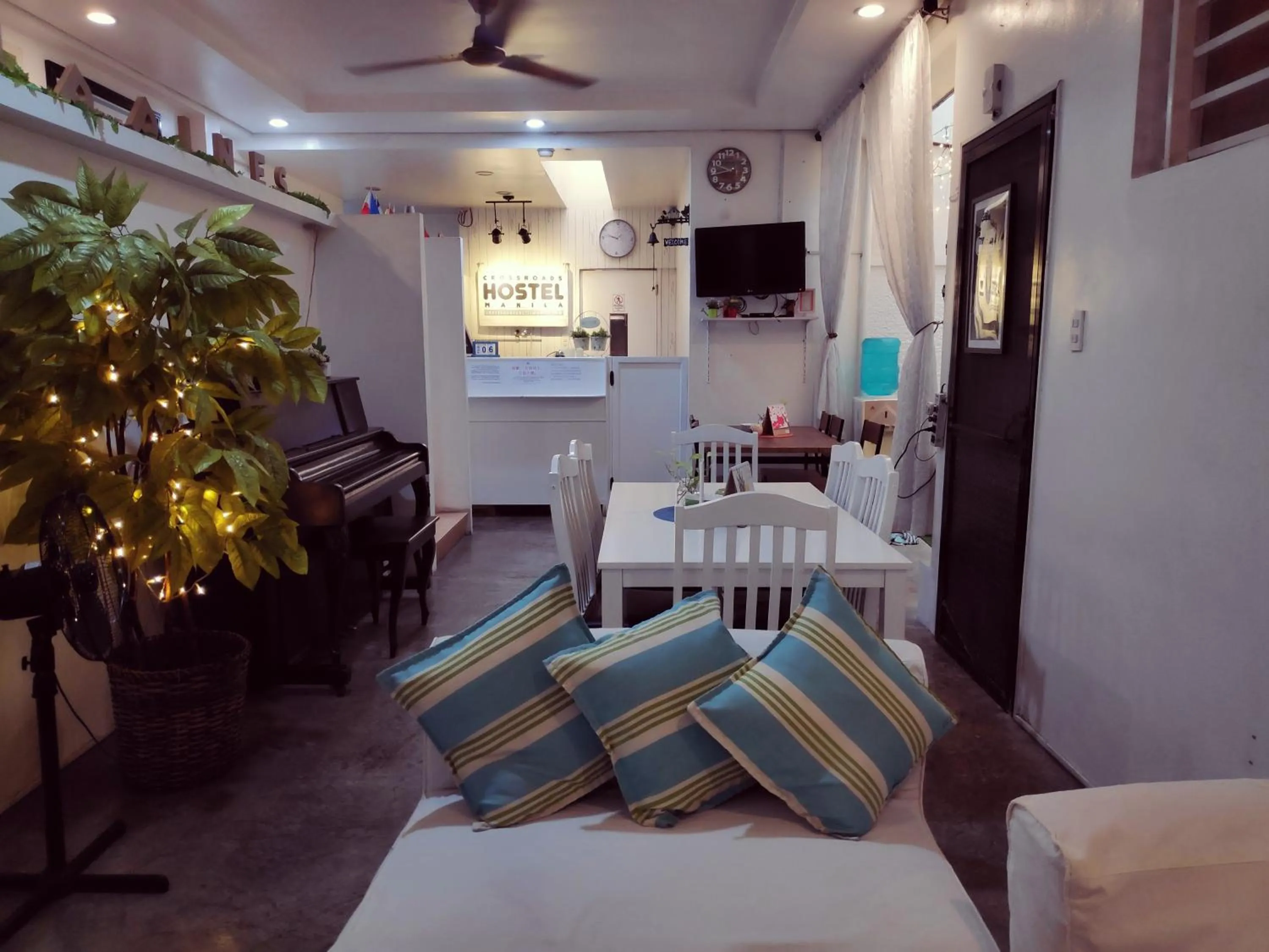 Living room, Bed in Crossroads Hostel Manila