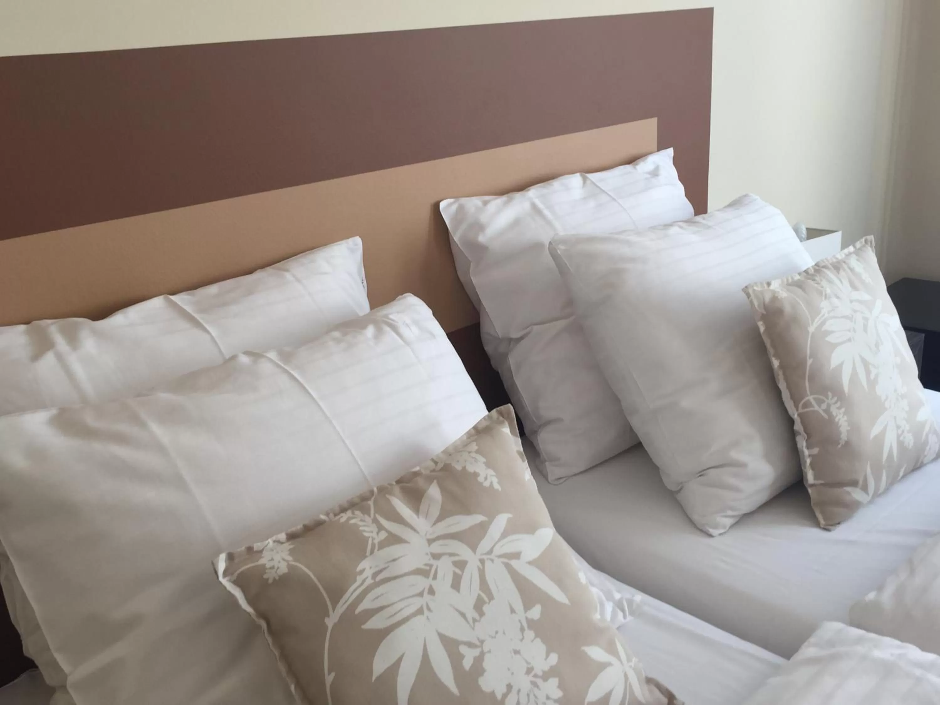 Decorative detail, Bed in B&B Sabbajon