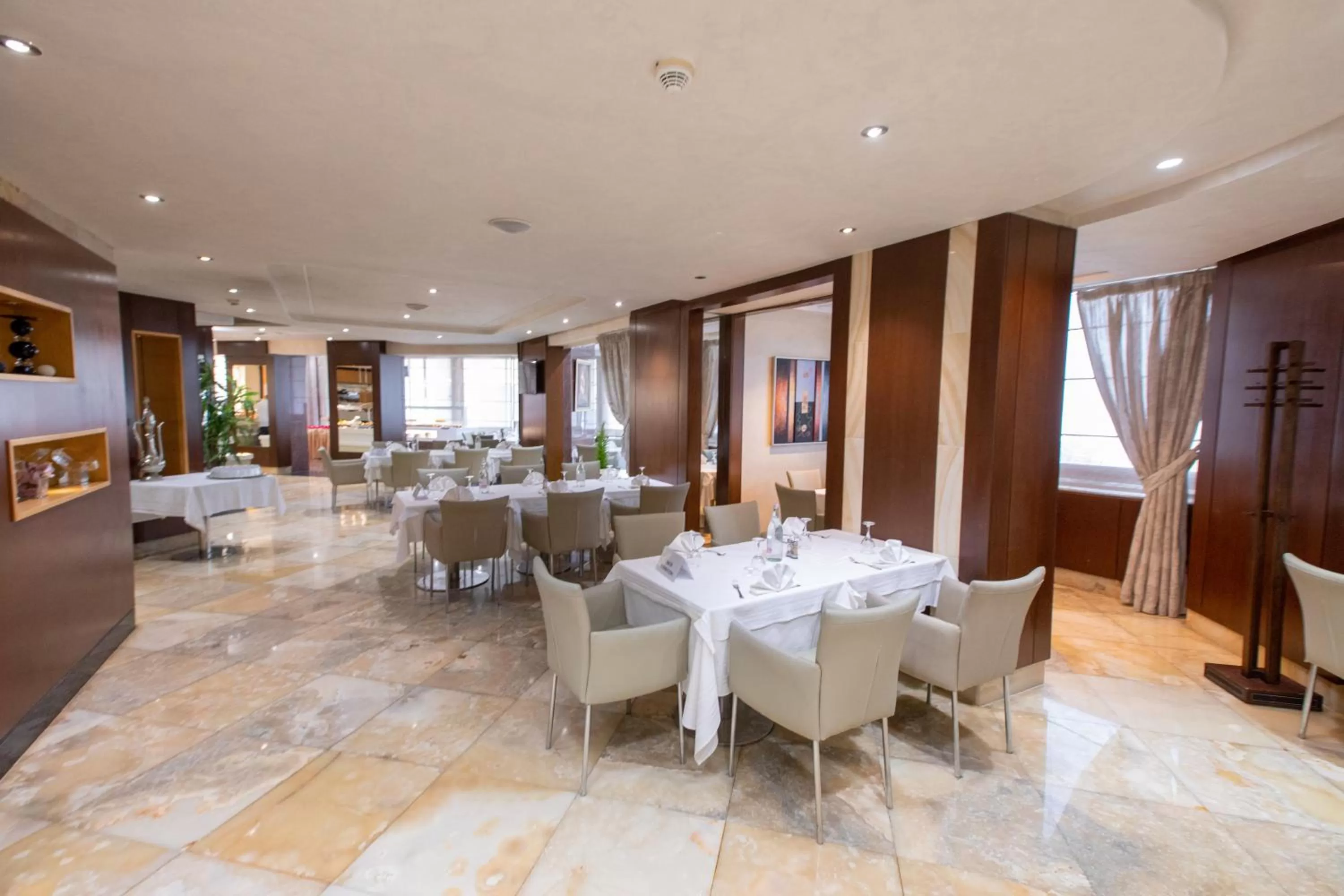 Restaurant/places to eat in The Penthouse Suites Hotel