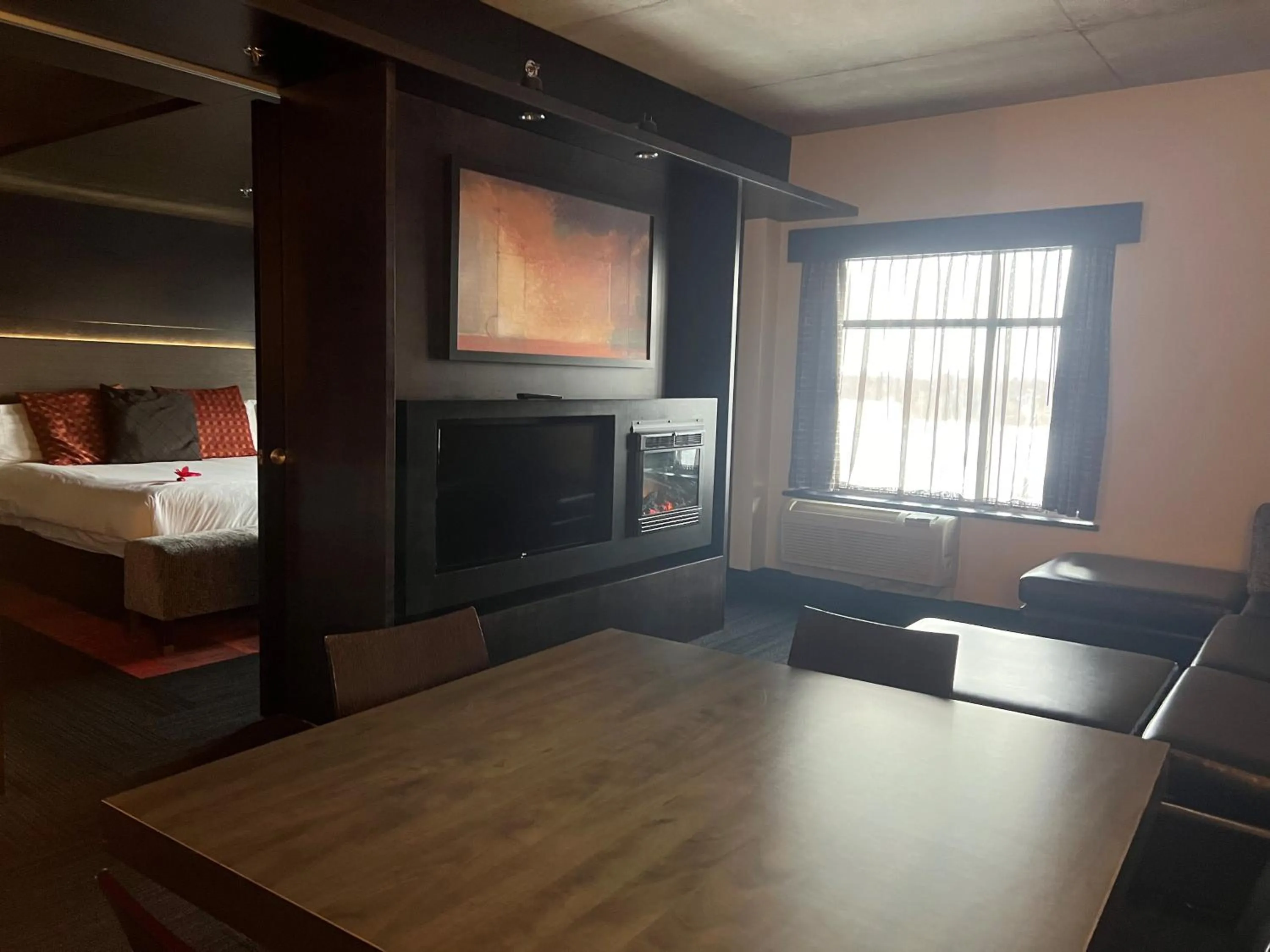 Living room, Bed in Grand Times Hotel – Aeroport de Quebec