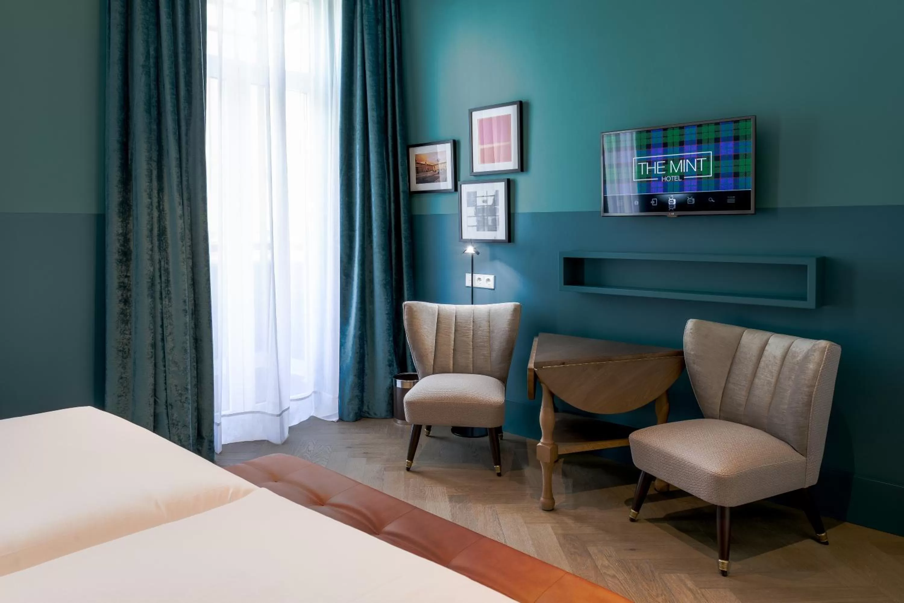 Dining area, Bed in Vincci The Mint