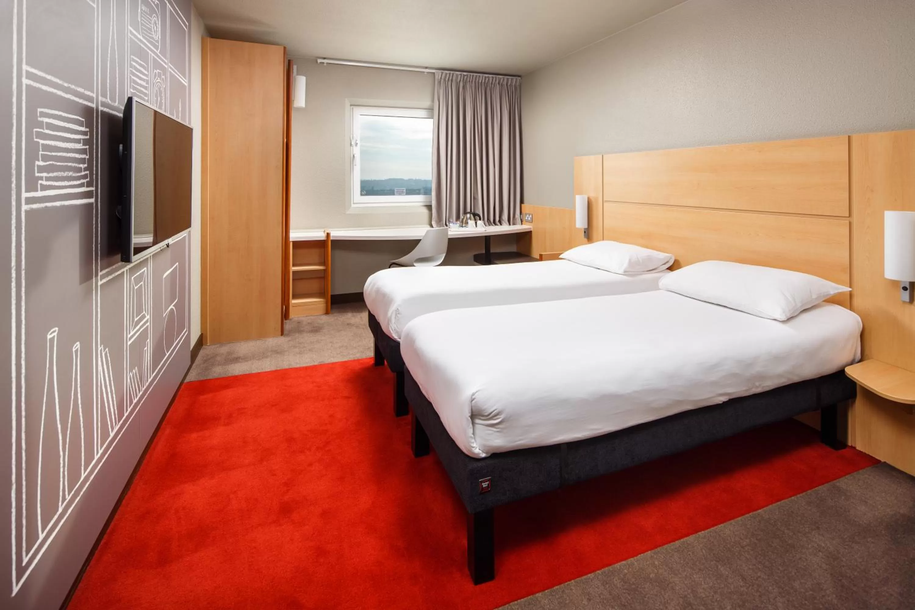 Photo of the whole room, Bed in ibis London Wembley