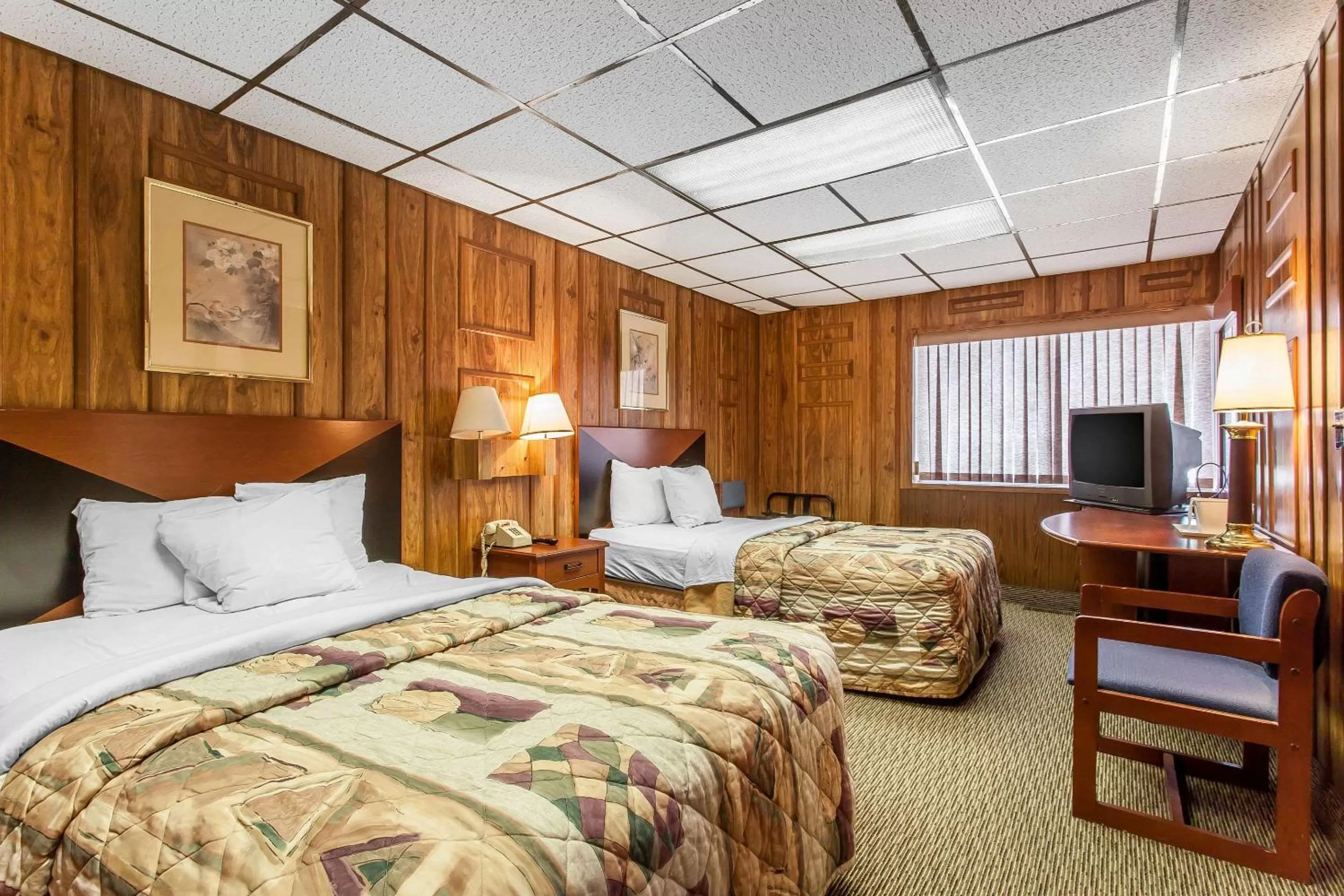 Photo of the whole room, Bed in Rodeway Inn Sandusky North