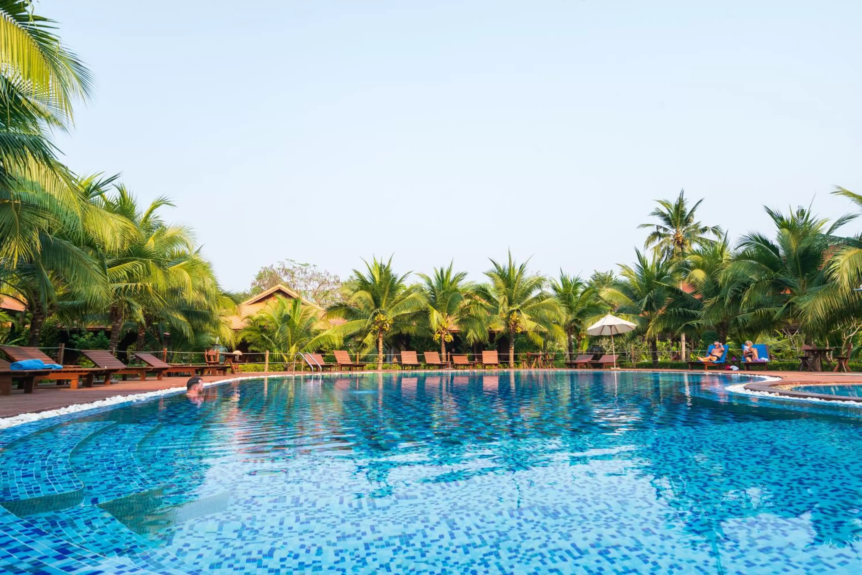 Swimming pool in Maikaew Damnoen Resort