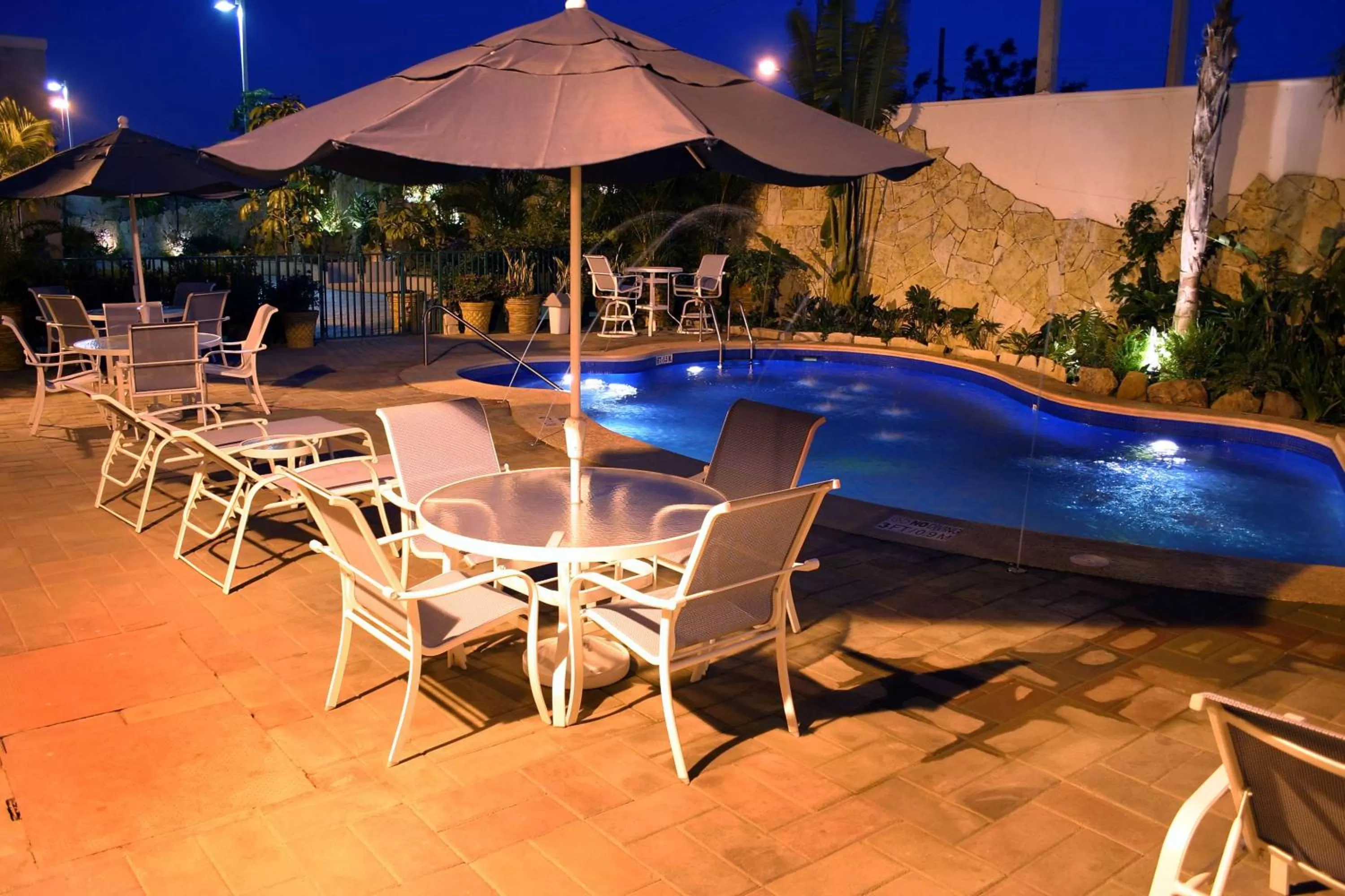 Pool view in Hampton Inn Tampico Airport