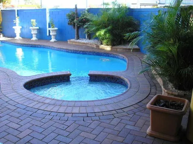 Swimming pool in Centrepoint Motor Inn