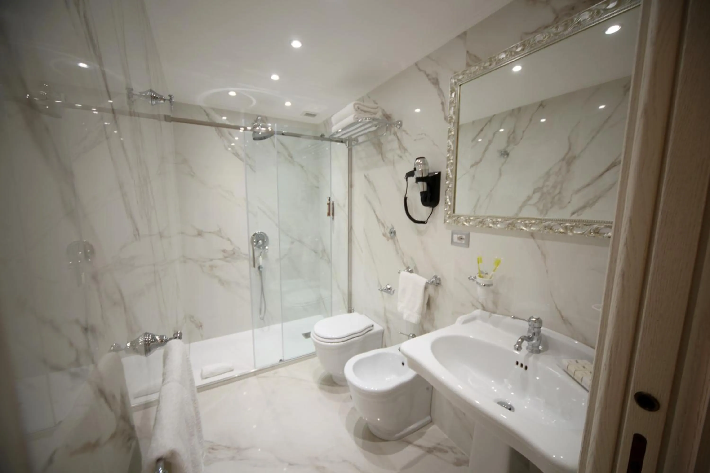 Toilet in Maison Tritone