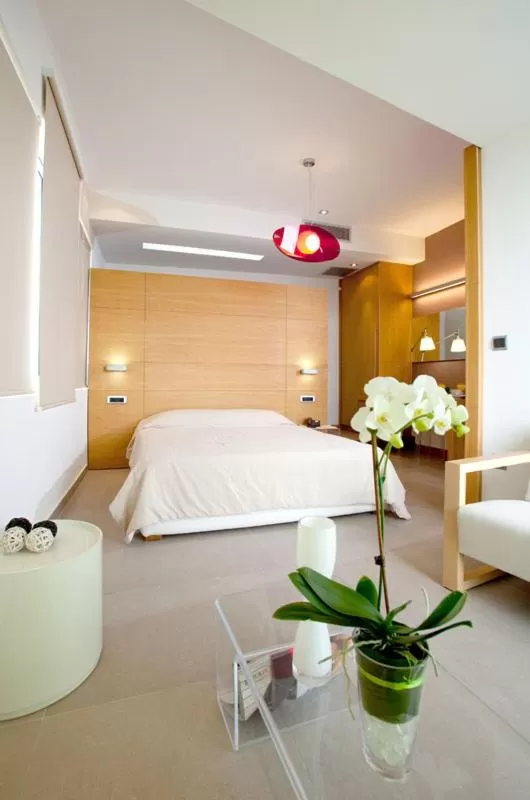 Bedroom, Bed in Semiramis City Hotel