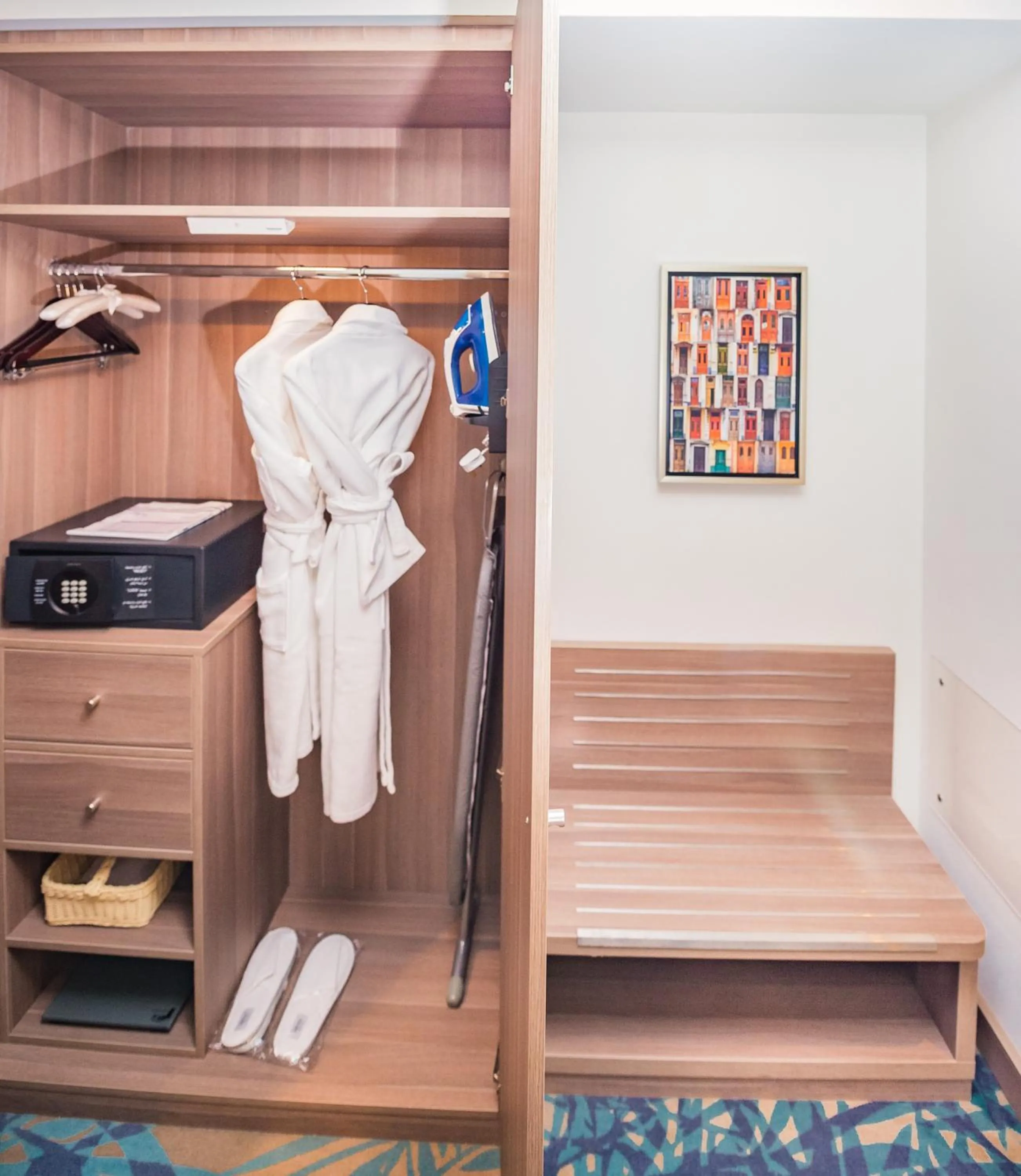 wardrobe in MENA Plaza Hotel Albarsha At The Mall