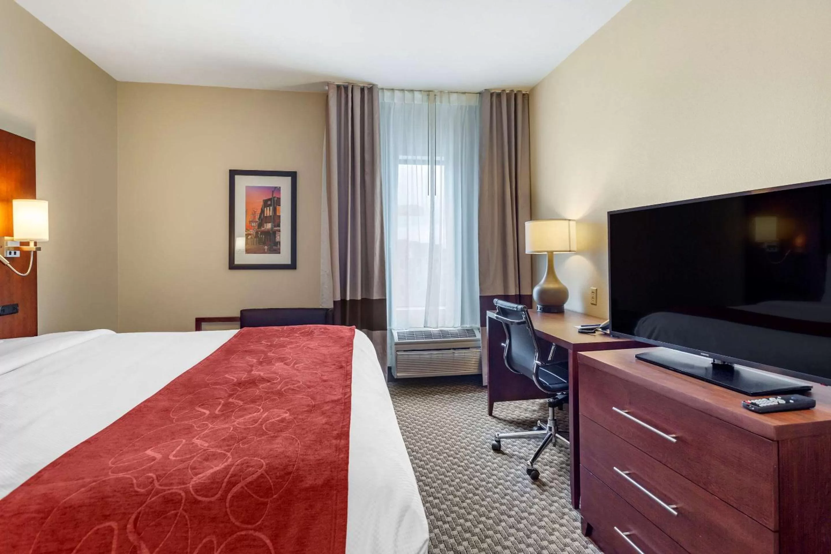 Photo of the whole room, Bed in Comfort Suites Cordova