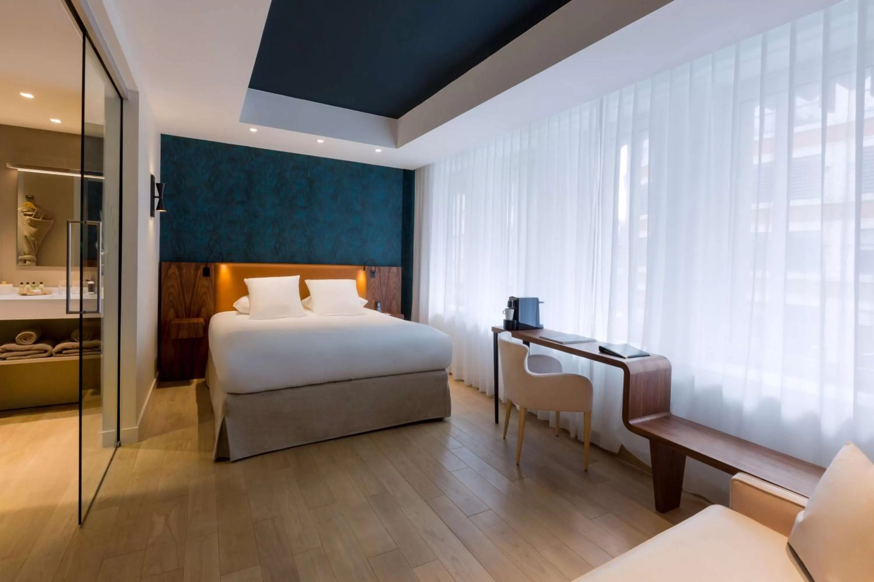 Photo of the whole room, Bed in Hotel L'Arbre Voyageur - LILLE