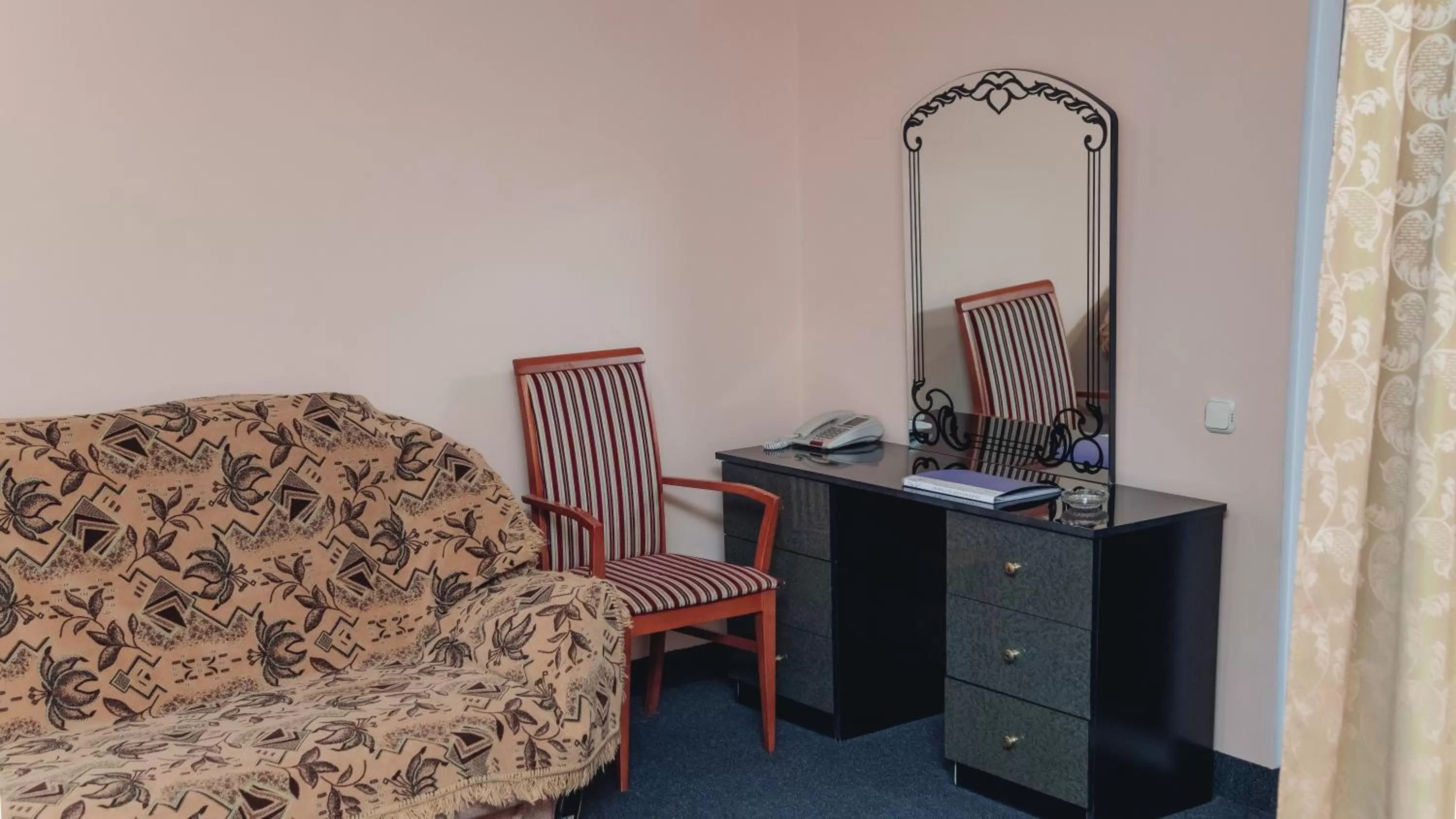 Living room, TV/Entertainment Center in Aktobe Hotel