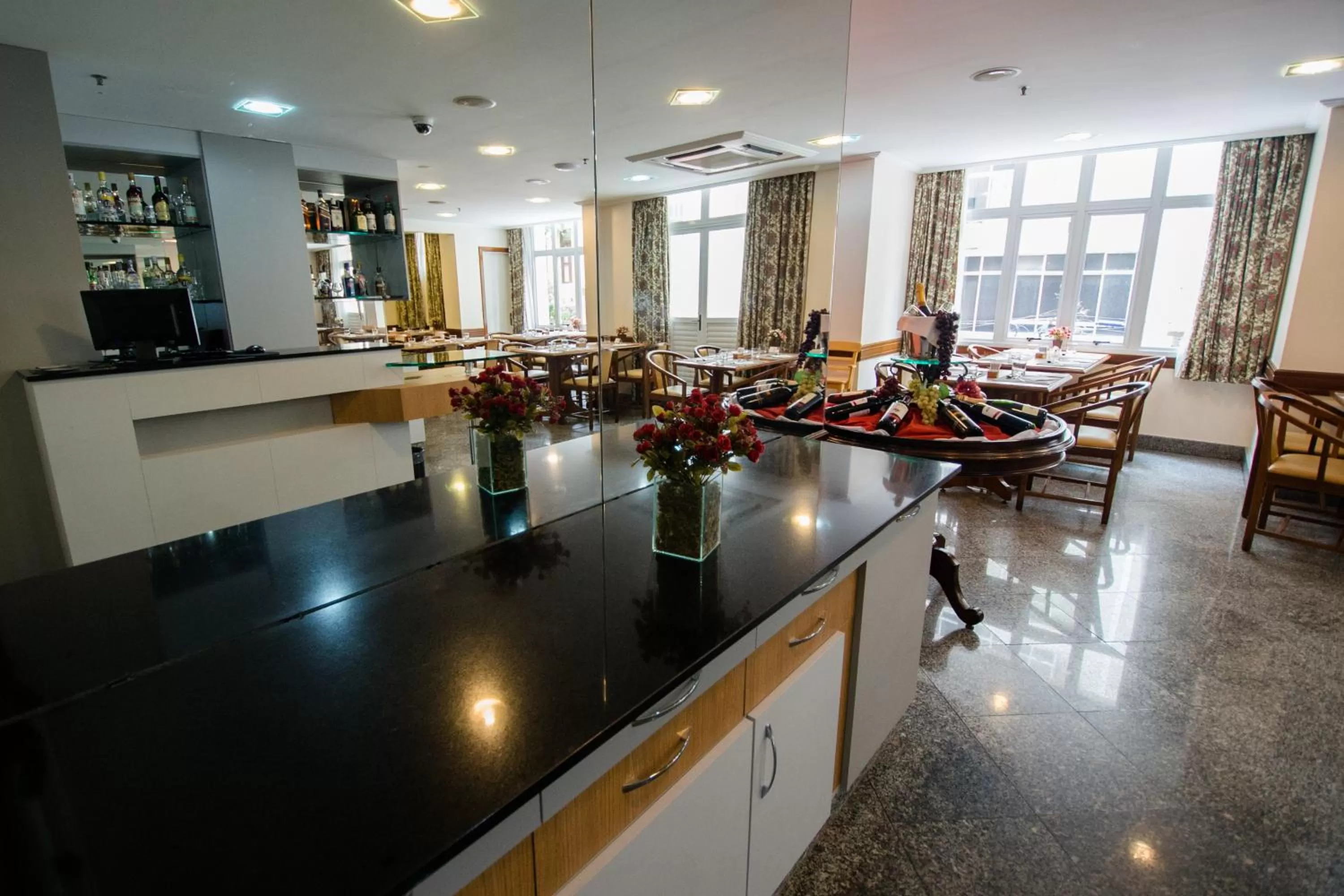 Restaurant/places to eat in Hotel OK