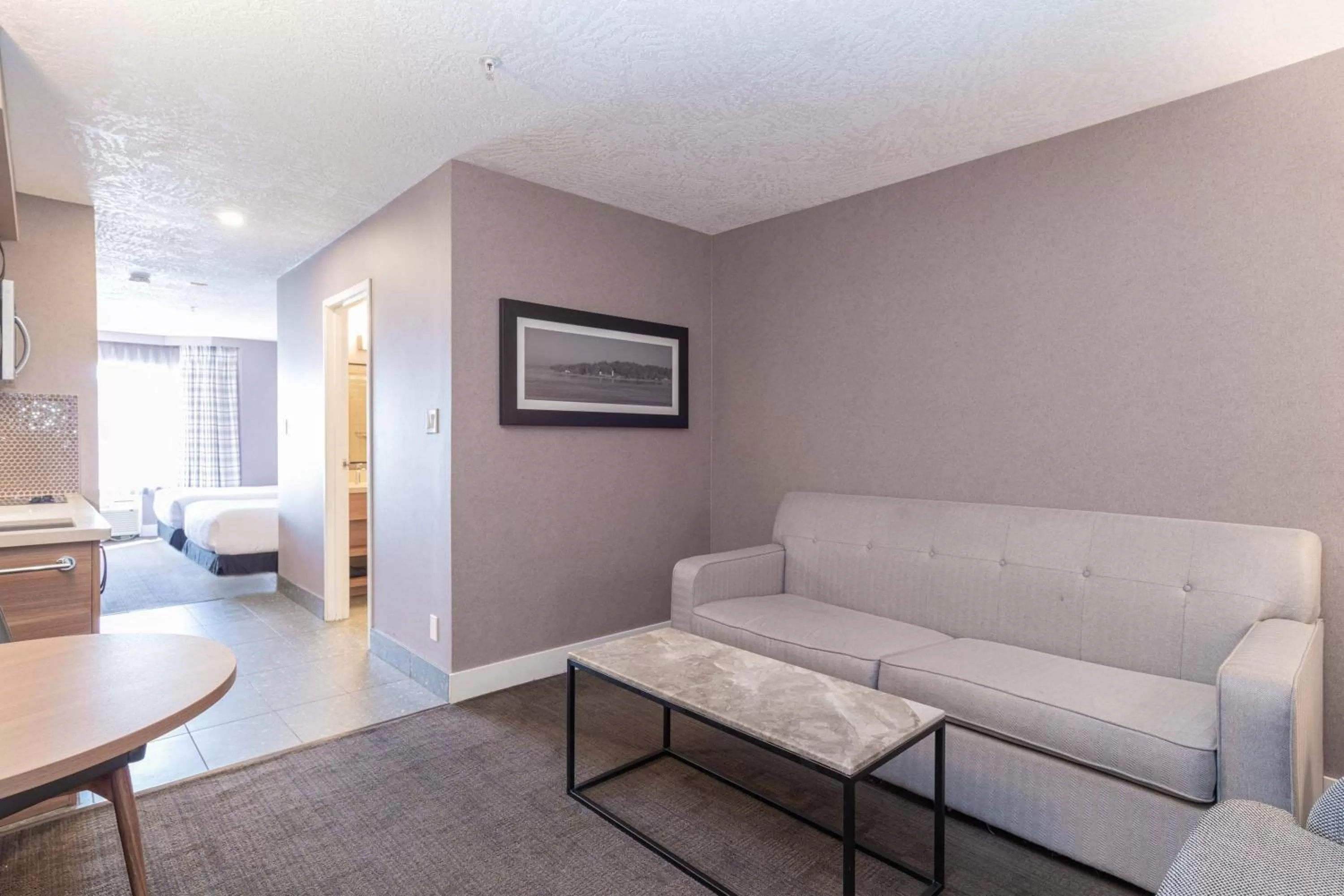 Living room, Bed in Sandman Hotel Victoria