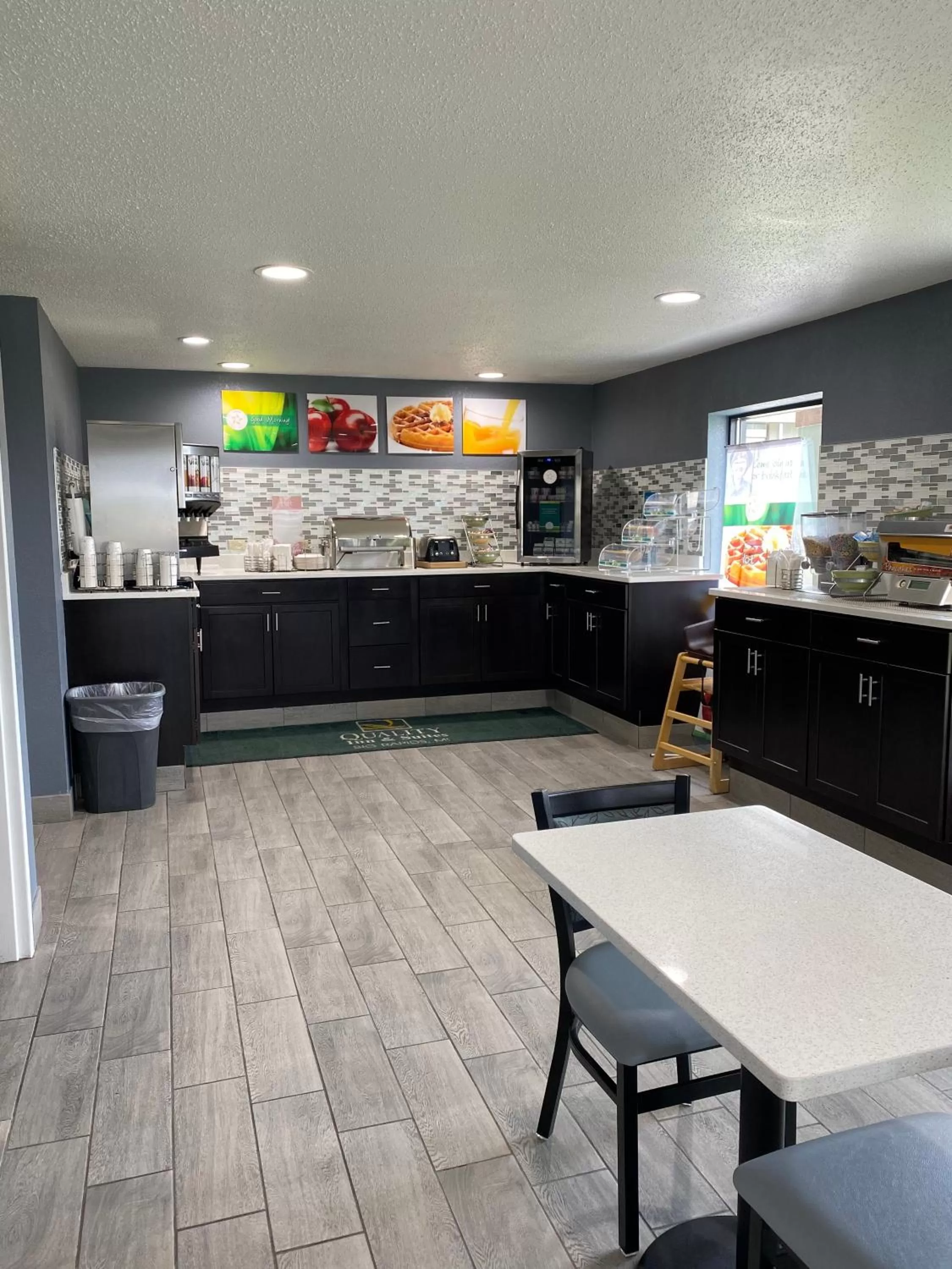 Breakfast in Quality Inn & Suites Big Rapids near University