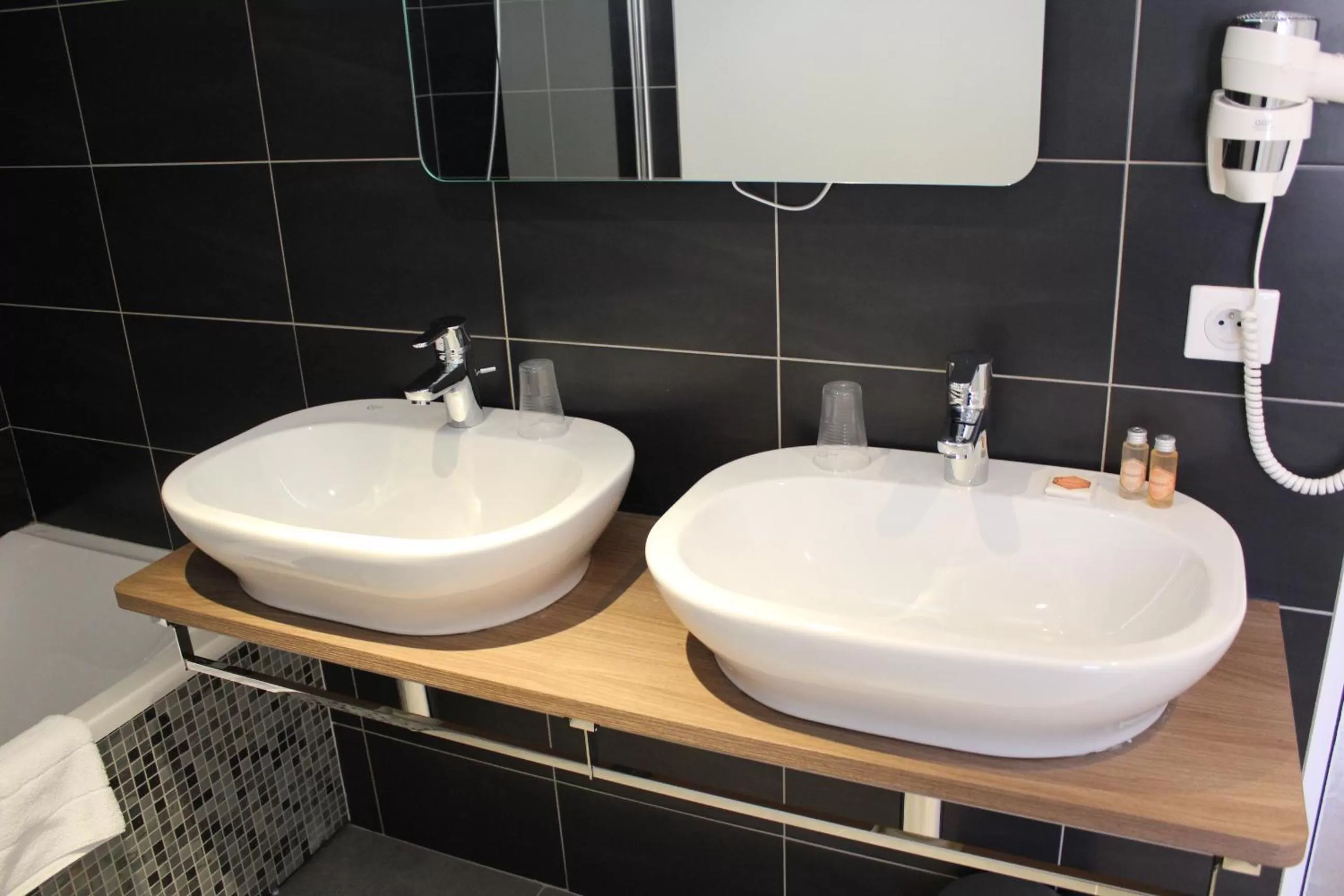 Bathroom in Hôtel Central