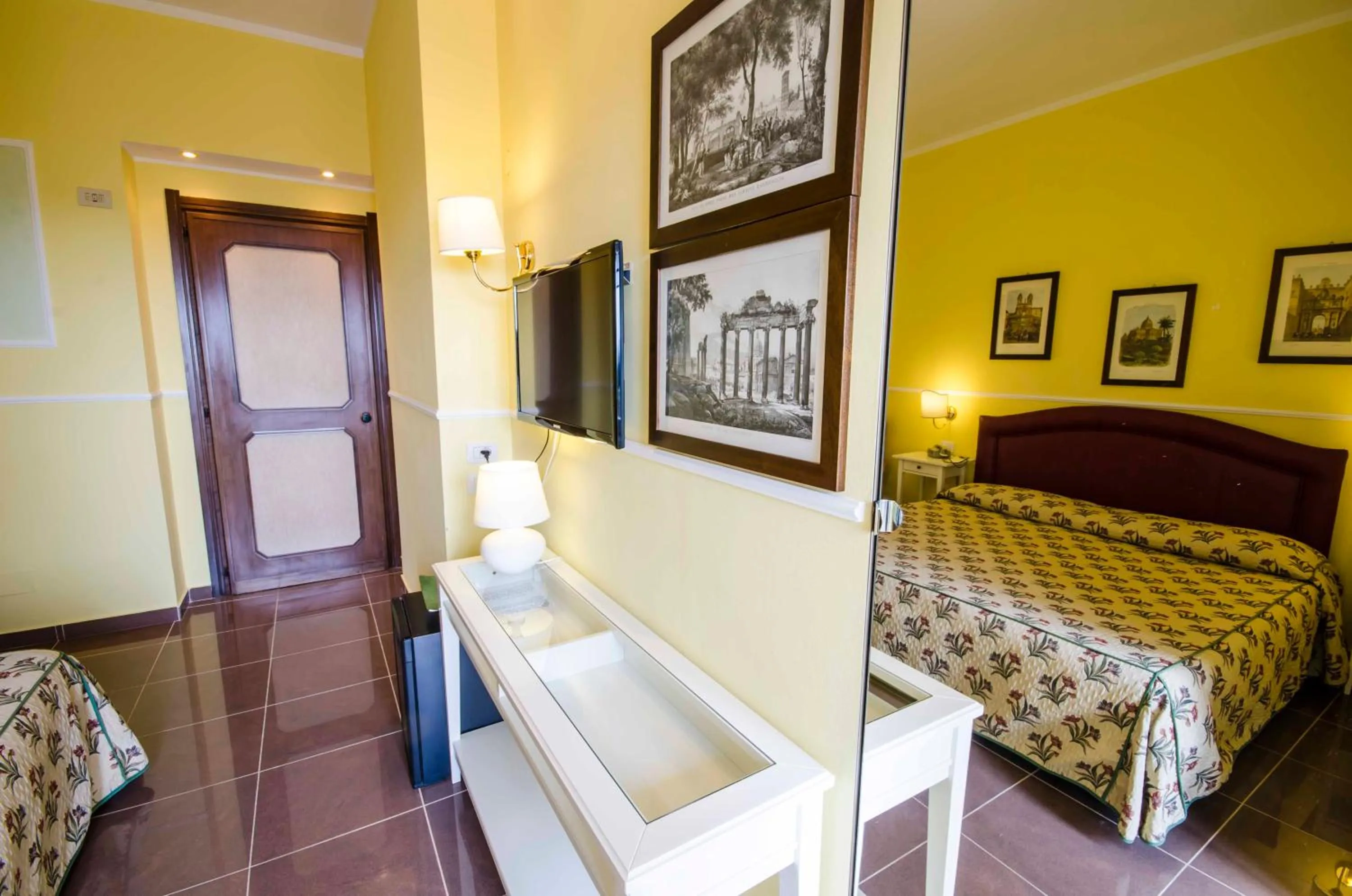 Photo of the whole room, Bed in Hotel Tarconte