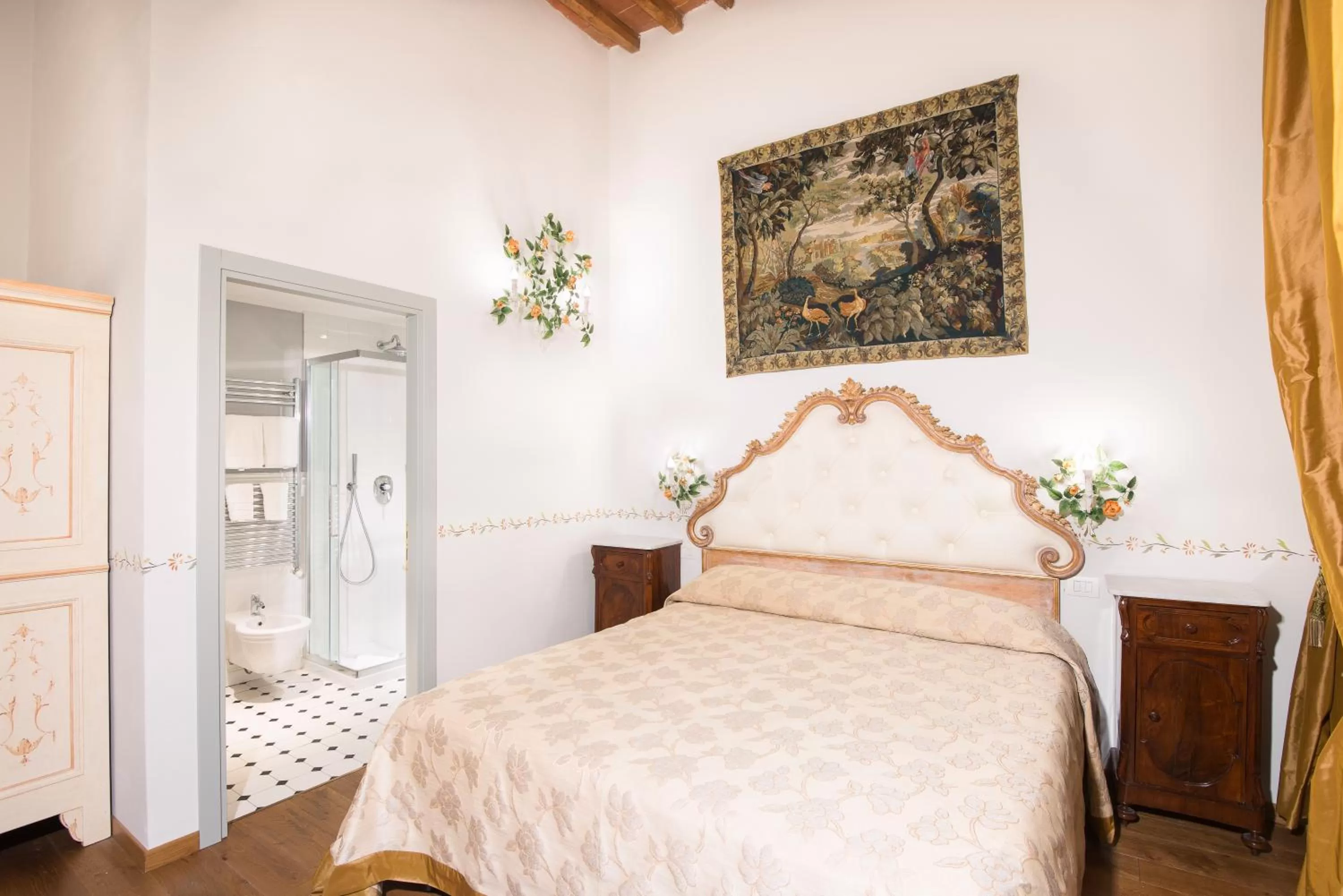 Photo of the whole room, Bed in Palazzo Pacini