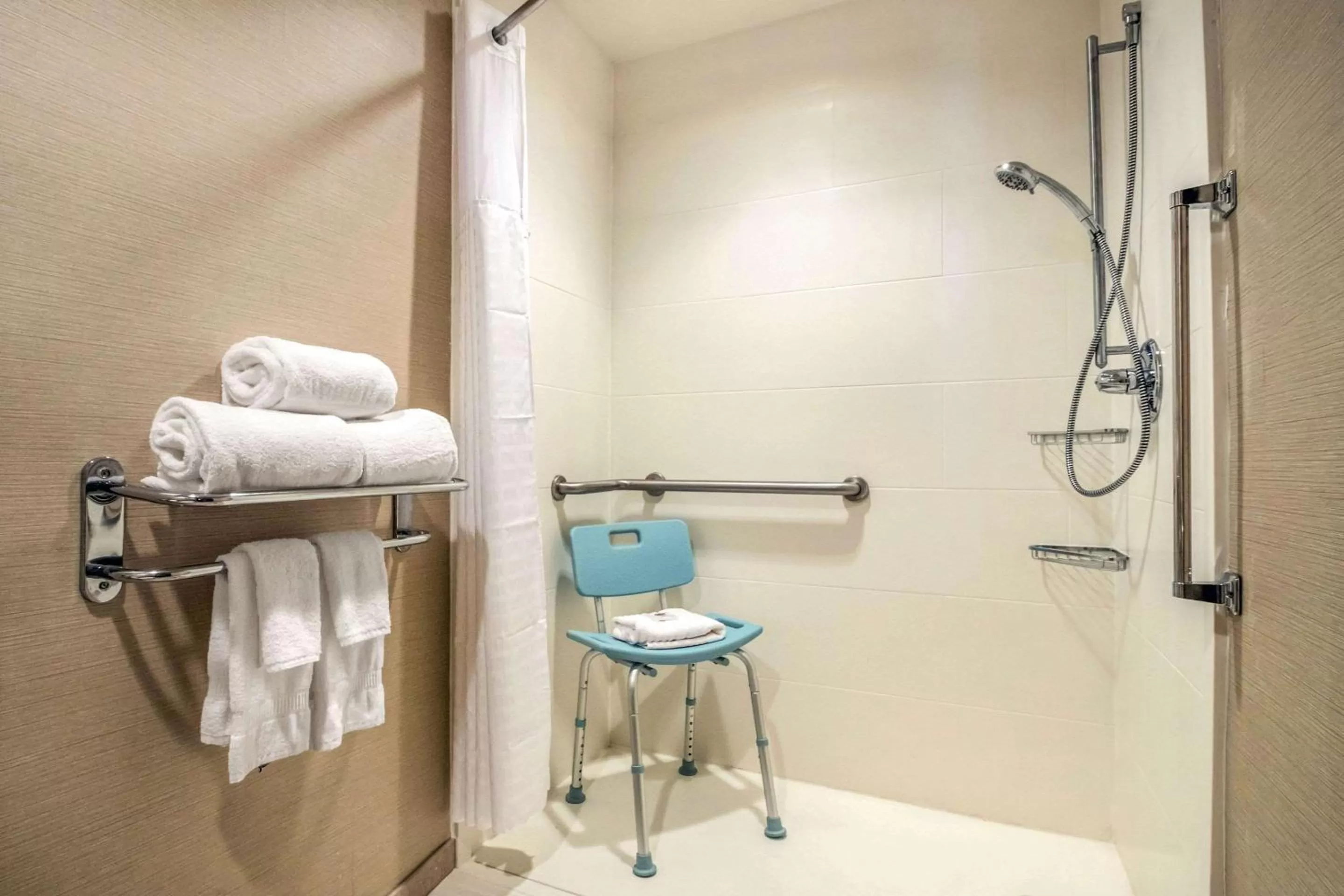 Photo of the whole room in Comfort Inn Ottawa Starved Rock Area