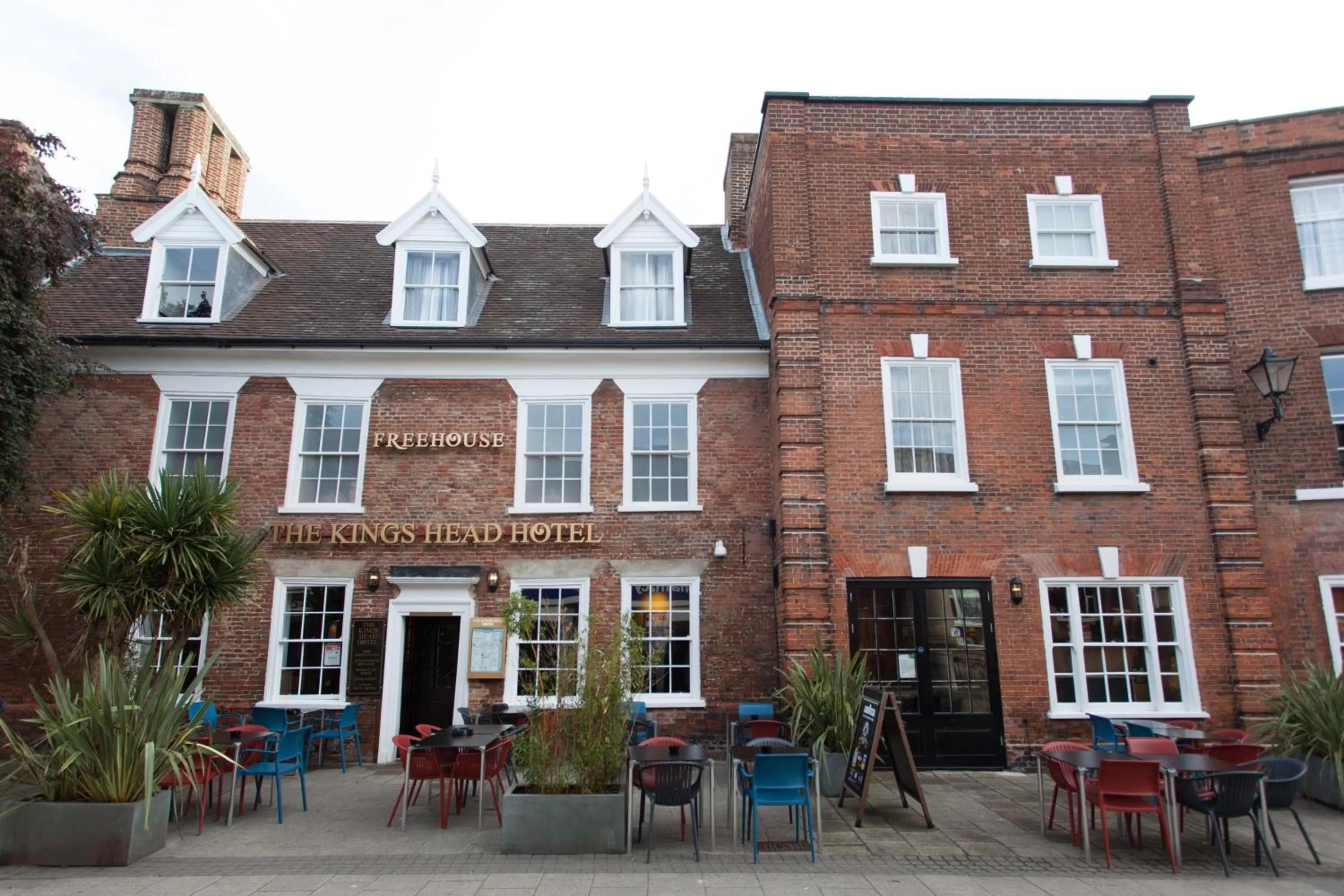 Facade/entrance, Property Building in The King's Head Hotel Wetherspoon