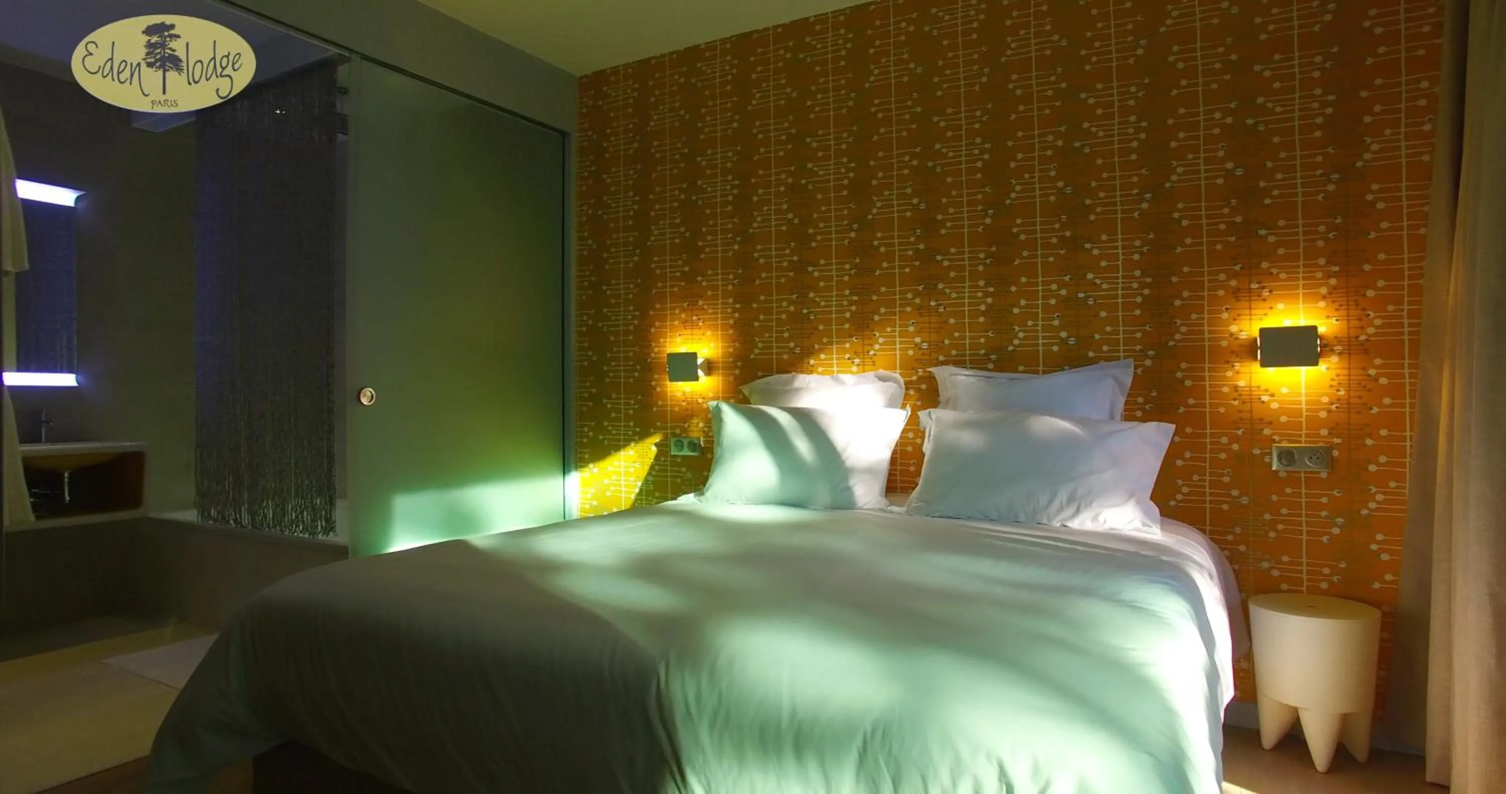 Bed in Eden Lodge Paris
