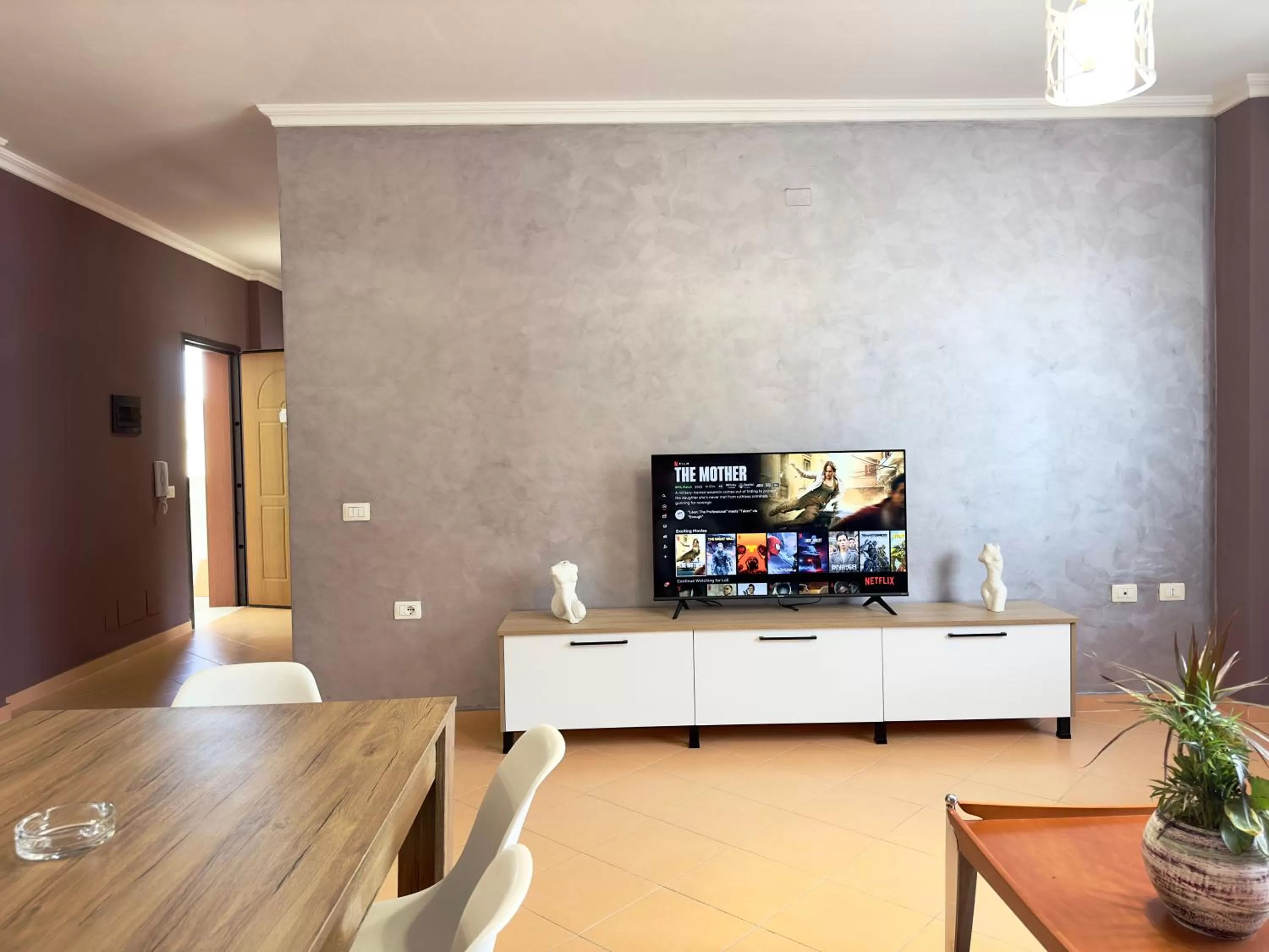 Communal lounge/ TV room in FAMILY SUITE RESIDENCE