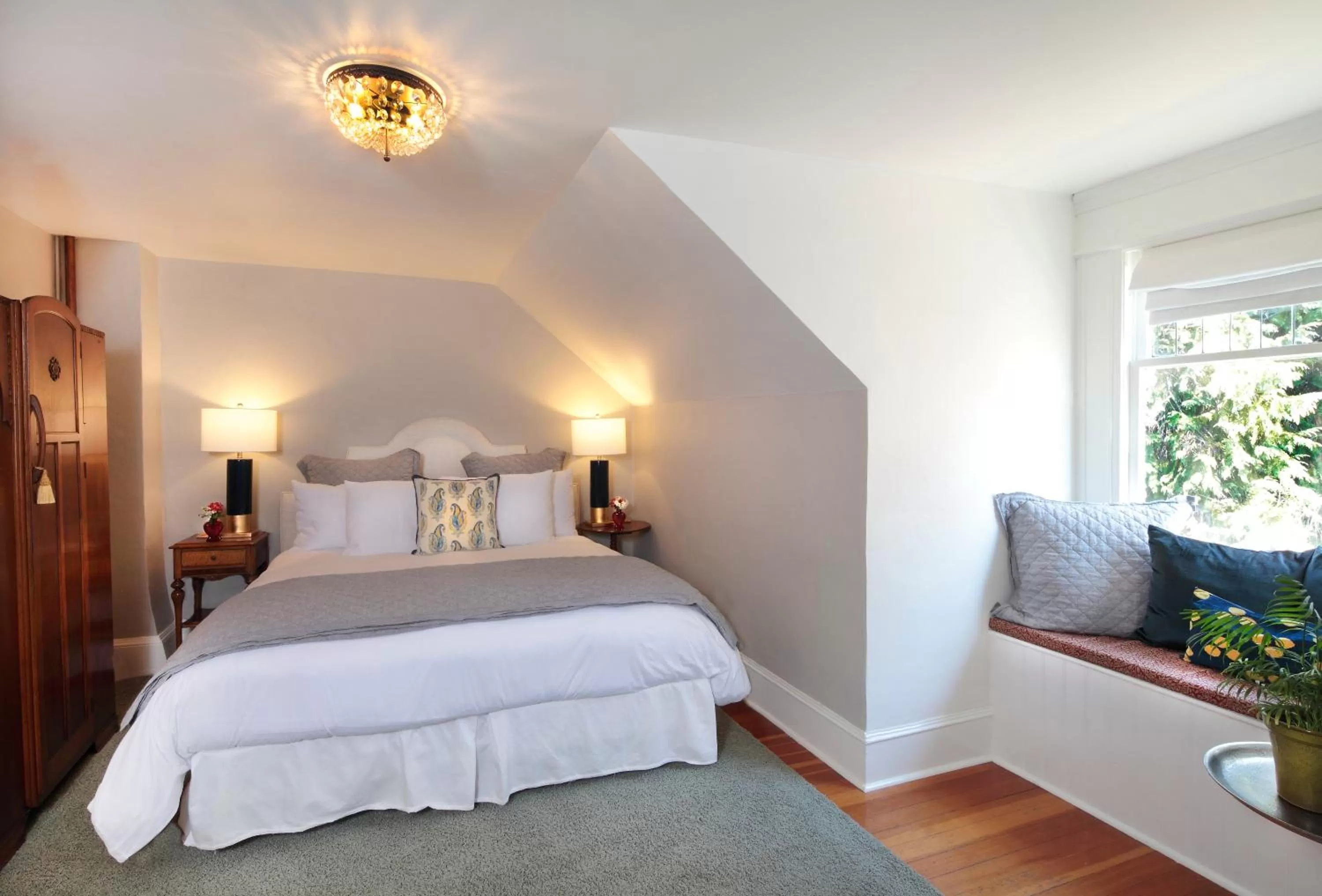 Photo of the whole room, Bed in Calderwood Inn