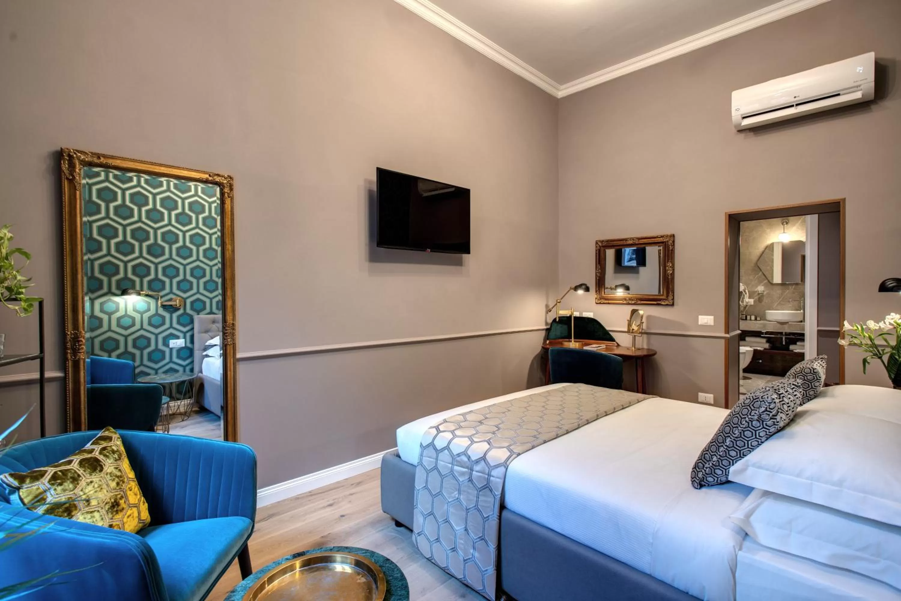 TV and multimedia, Bed in Tree Charme Parliament Boutique Hotel