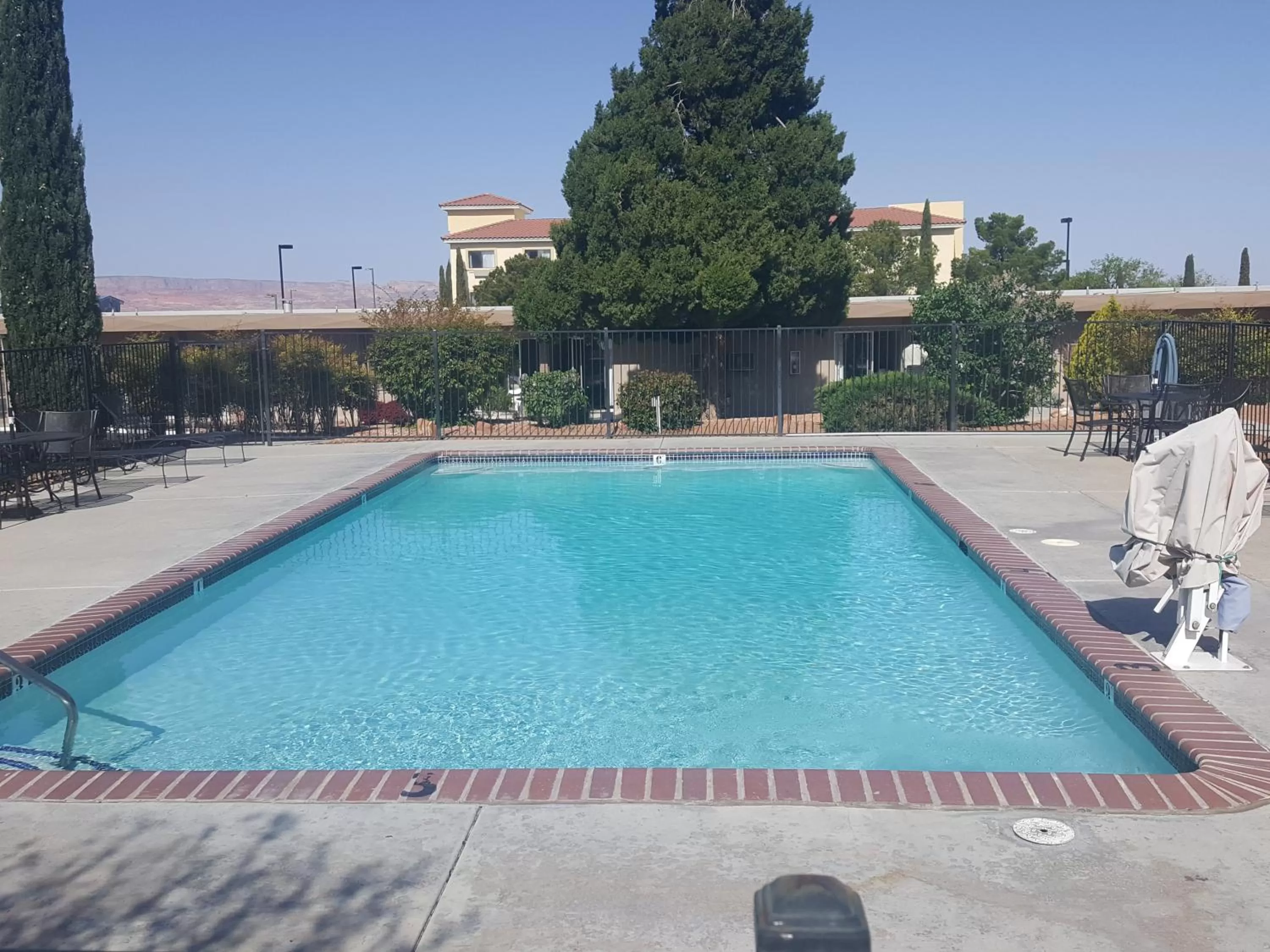 Swimming pool in Lake Powell Canyon Inn