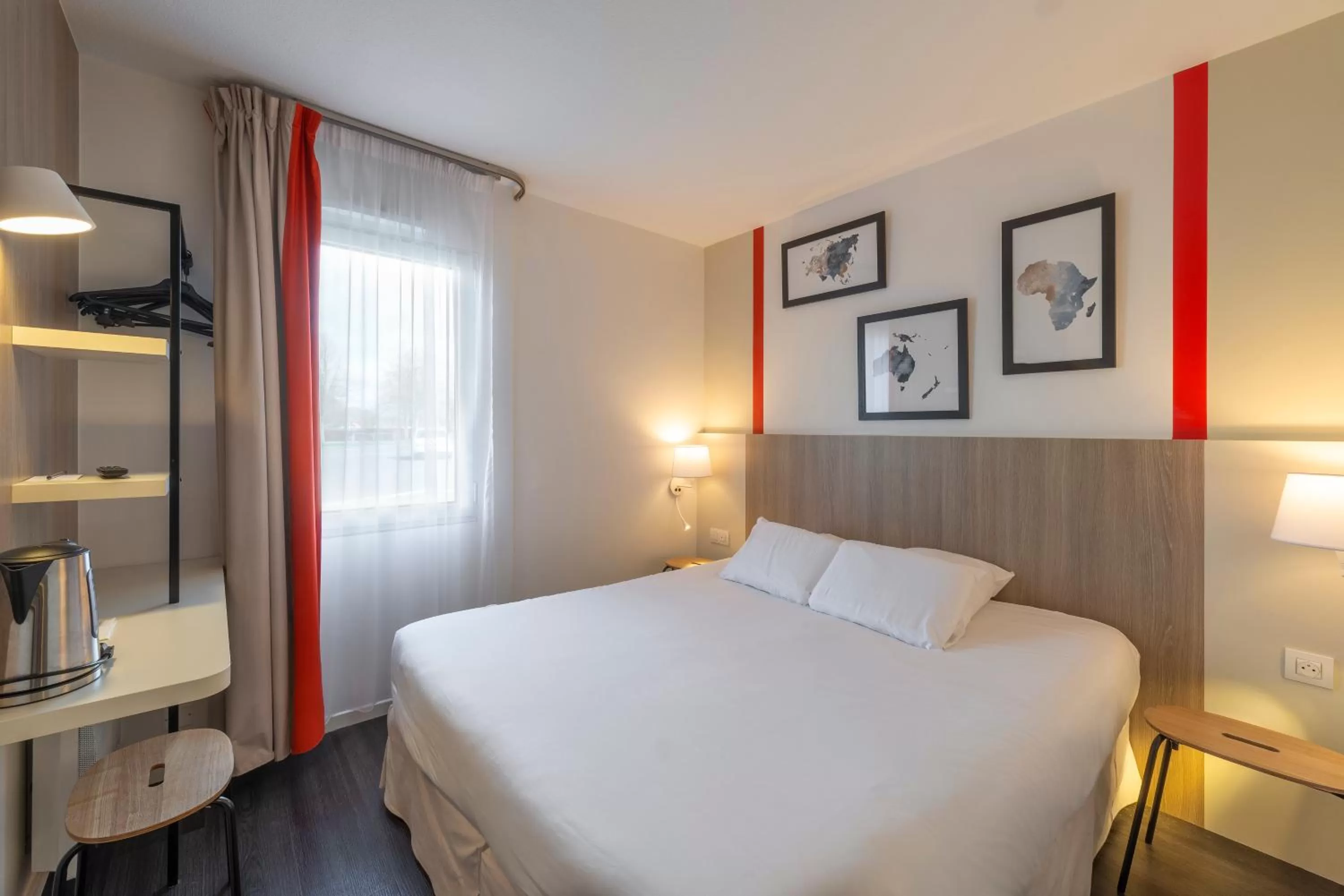 Bed in Kyriad Hôtel La Fleche