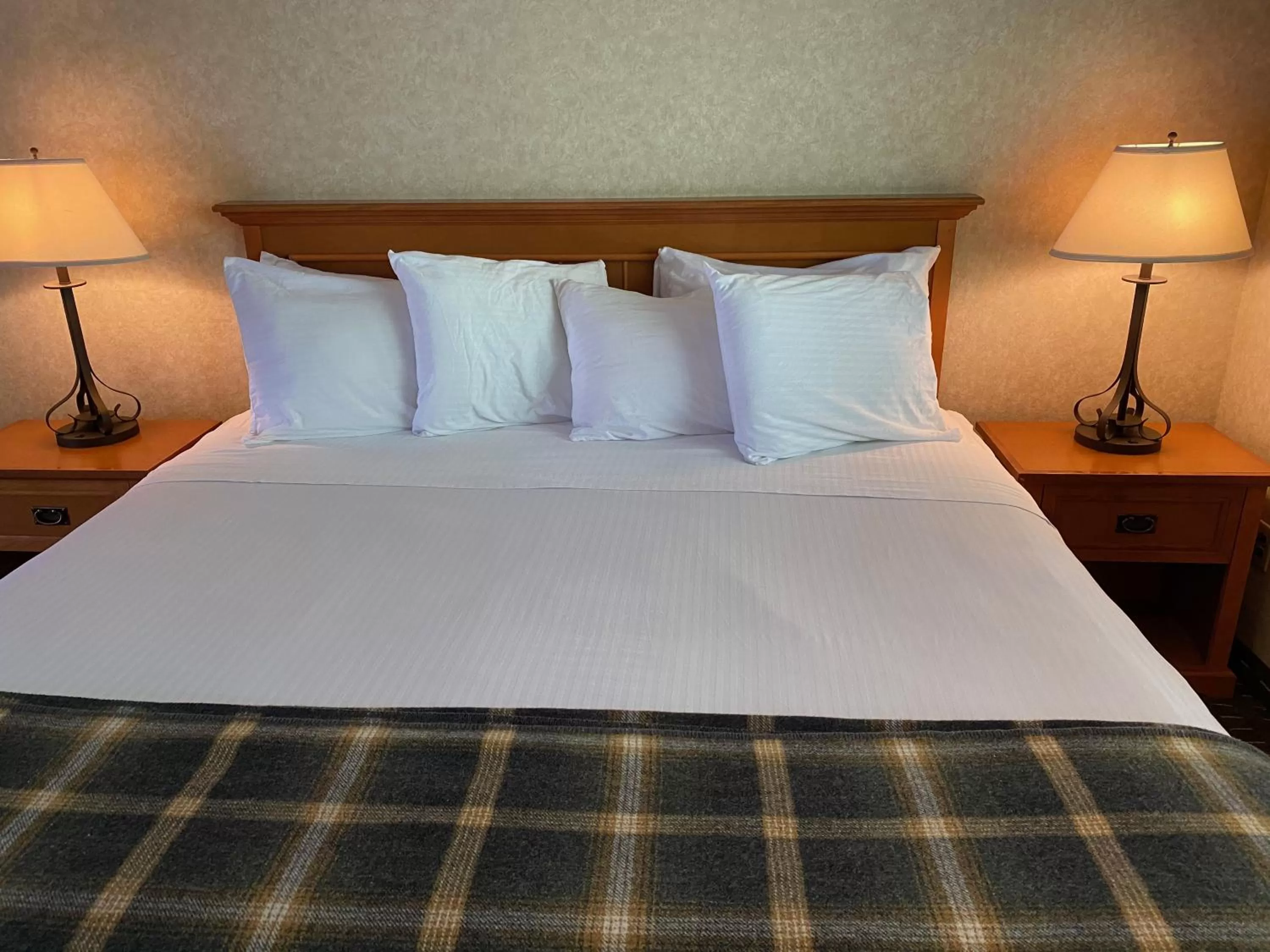 Bed in Cousin's Country Inn