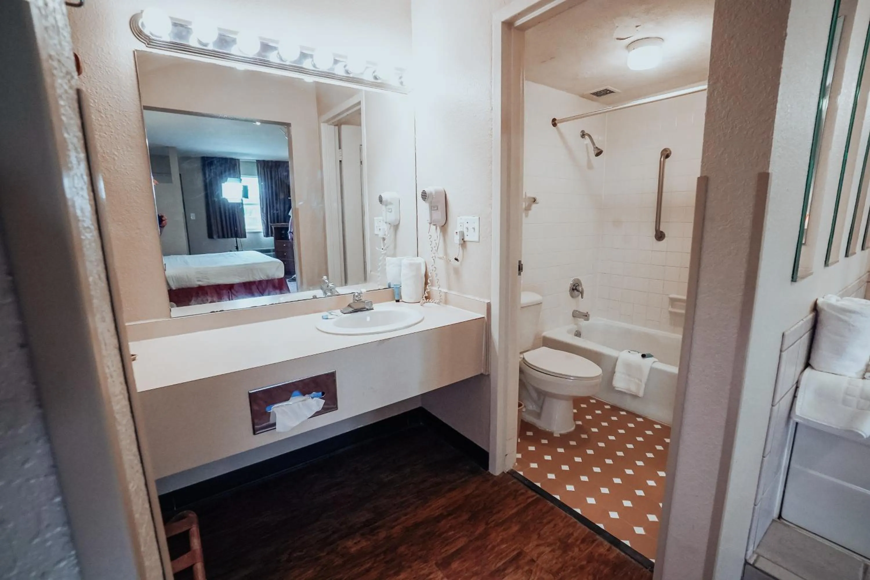 Lamplighter Inn and Suites - North