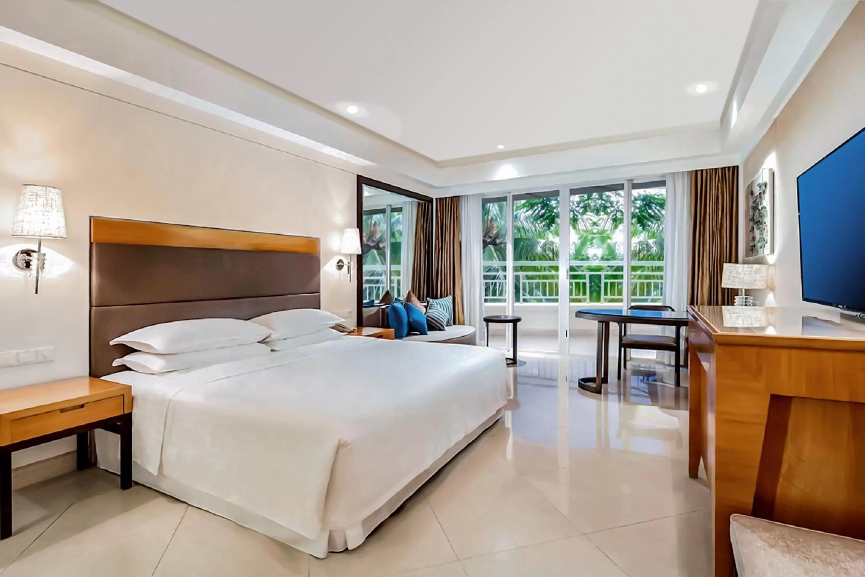 Photo of the whole room, Bed in Sheraton Haikou Hotel