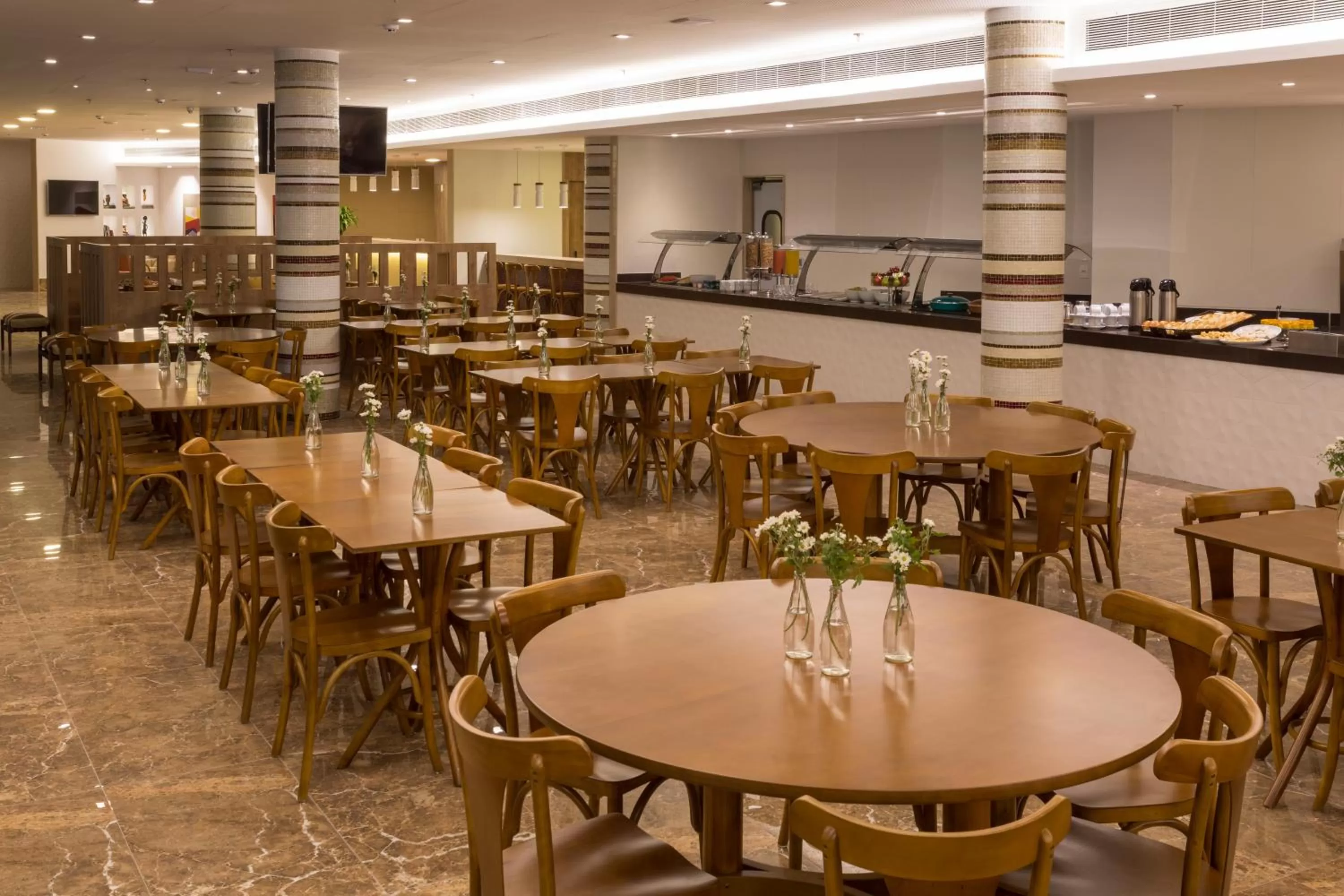 Restaurant/places to eat in Sleep Inn Praia do Canto