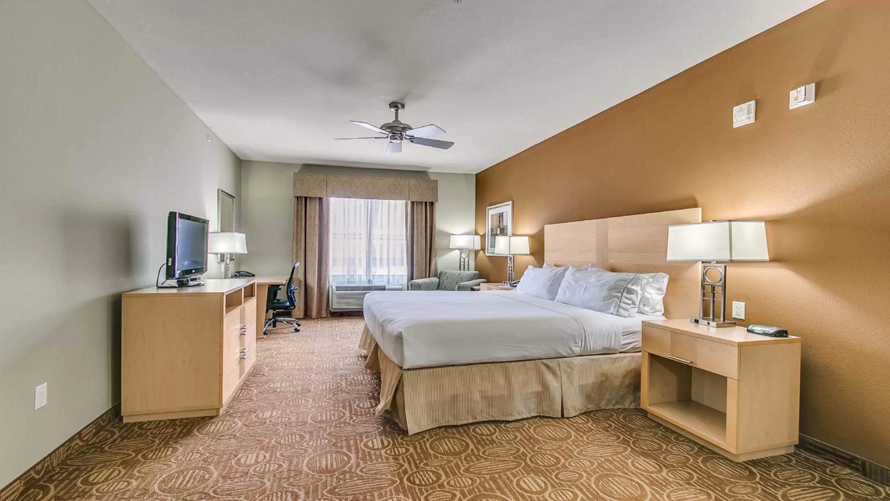 Photo of the whole room, Bed in Holiday Inn Express & Suites Lubbock Southwest – Wolfforth by IHG