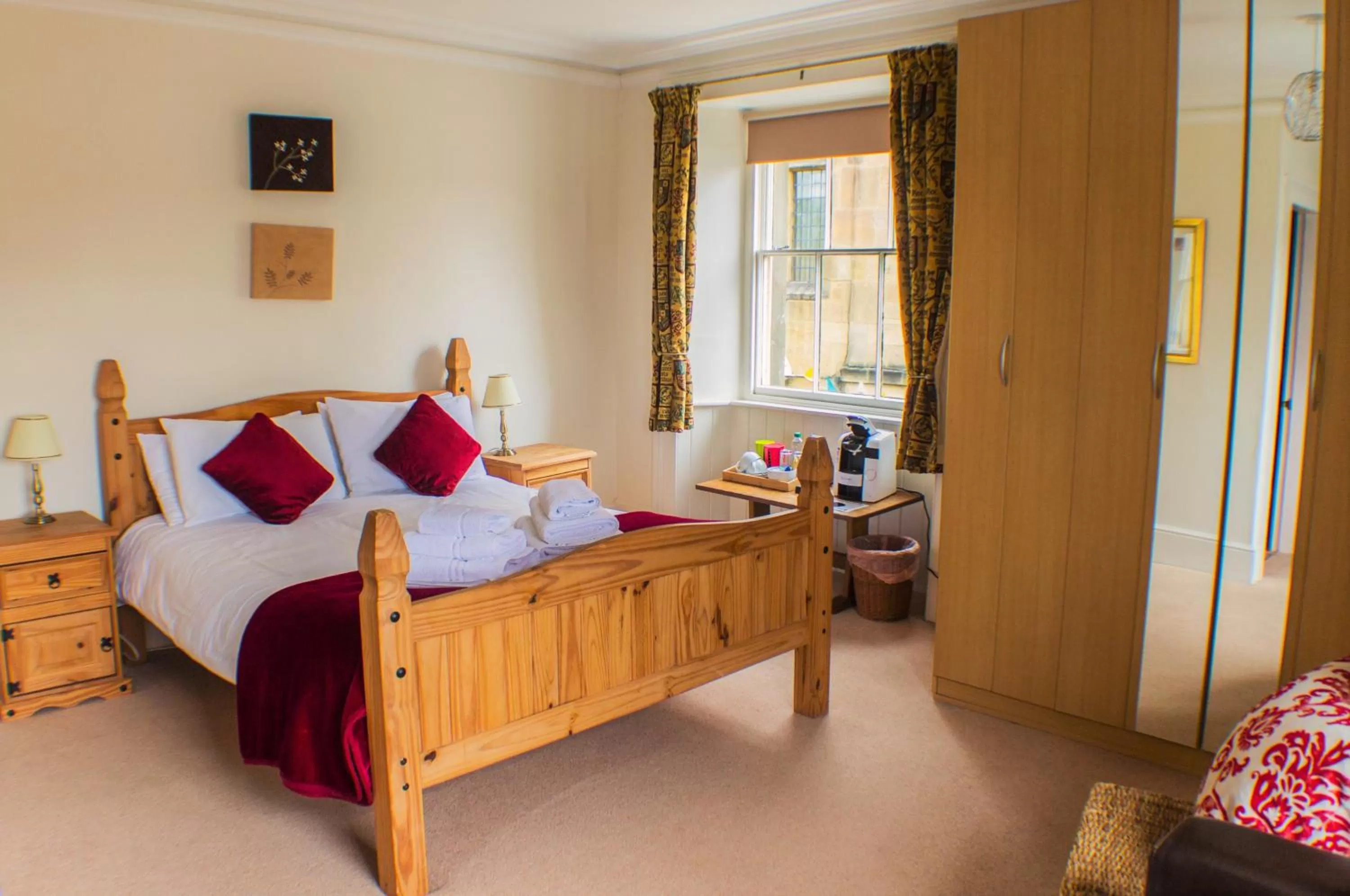 Bedroom, Bed in The Royal Oak Hotel