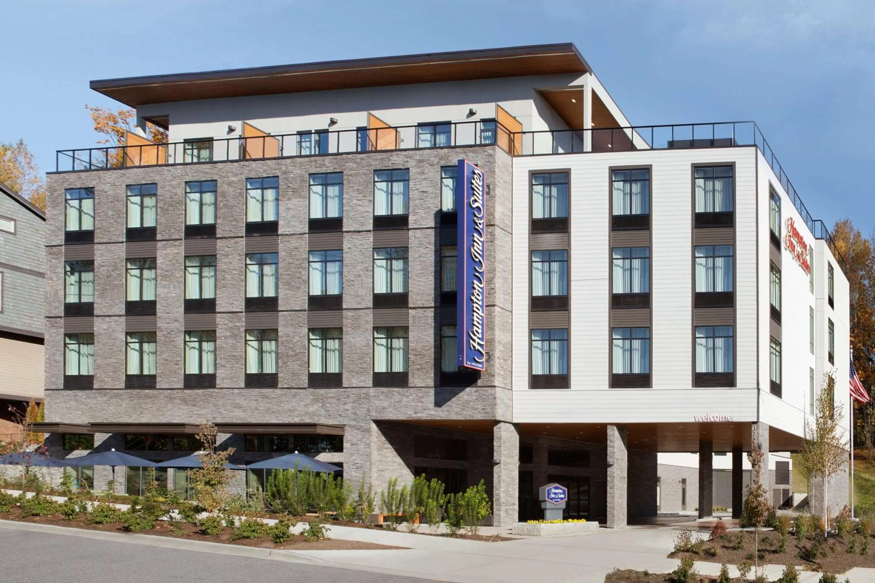 Property building in Hampton Inn & Suites Seattle/Renton, Wa