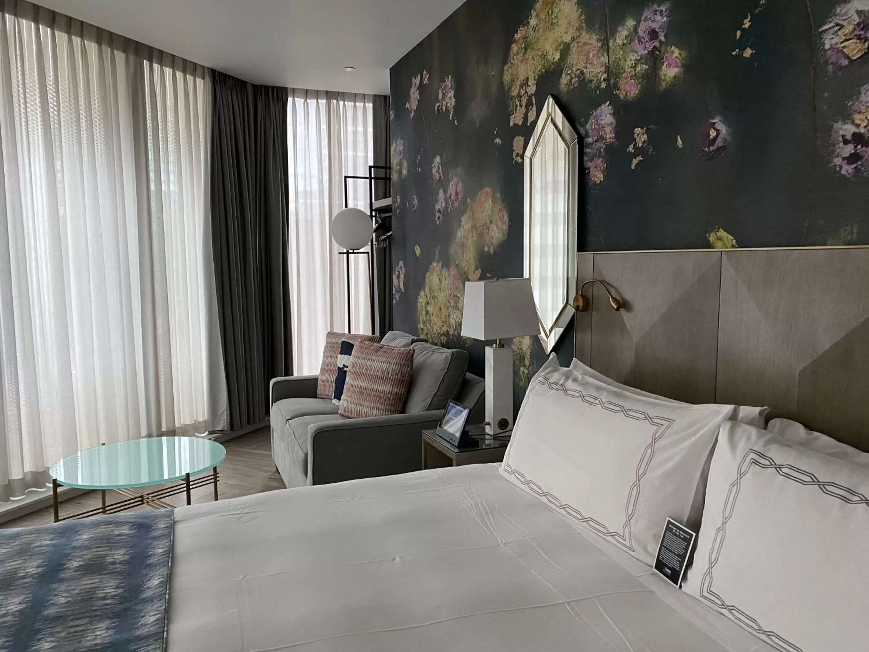 Seating area, Bed in EXchange Hotel Vancouver